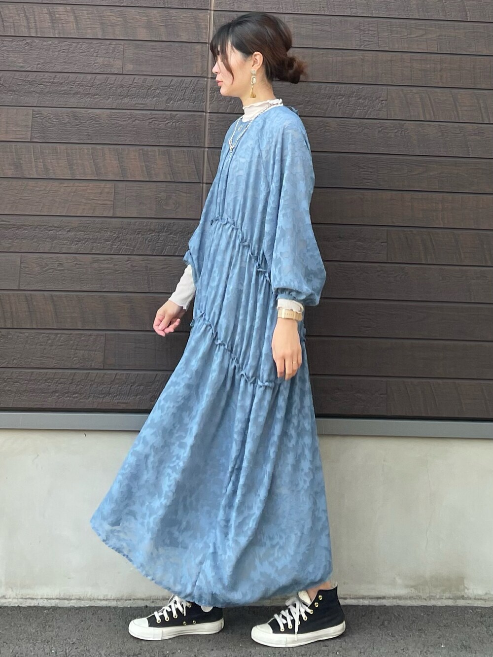 「春服みてみて、春コーデ、レイヤードスタイル、休日スタイル、高身長コーデ、骨格ナチュラル、低身長、プチプラ、カラー×コーデ、ブルー、コンバース、ワンピース、シアー、スキニー」｜「armoniaのarmonia・ペチ付きレースライクワンピース＊（ワンピース、ブルー系）」を使った、yokoyama_yuuuさん（レディース・173cm）の春コーディネートの2枚目の写真