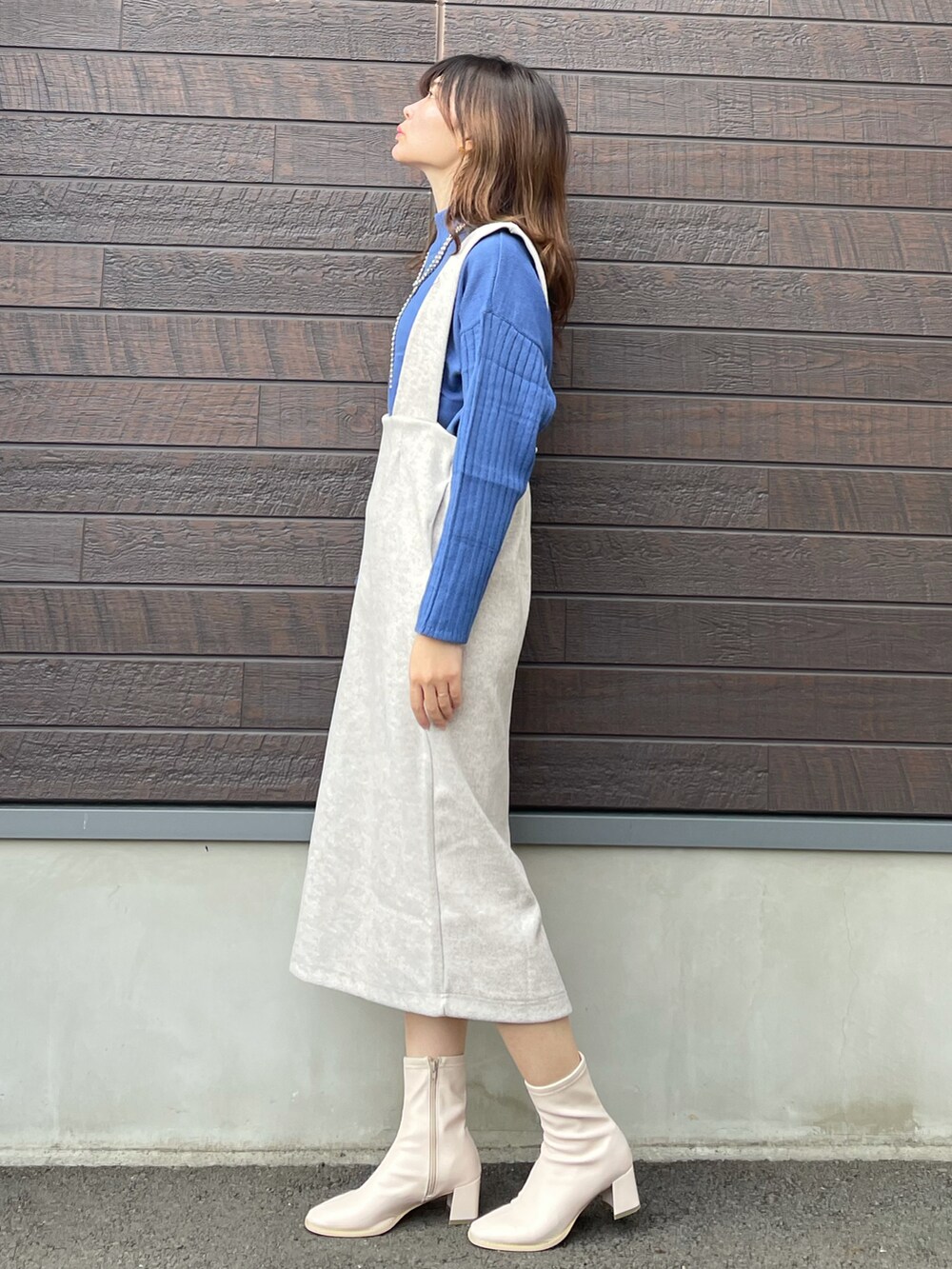 「クリスマスに着たい服、きれいめカジュアル、冬コーデ、プチプラ、デート、お出かけコーデ、チェック、ブルー、コート、マフラー、ショートブーツ、ワンピース、マイベストコーデ2021、高身長コーデ、骨格ナチュラル」｜「Green　Parksの・ELENCARE DUE チェックロングコート＊（ノーカラーコート、ブラック系）」を使った、yokoyama_yuuuさん（レディース・173cm）の冬コーディネートの4枚目の写真