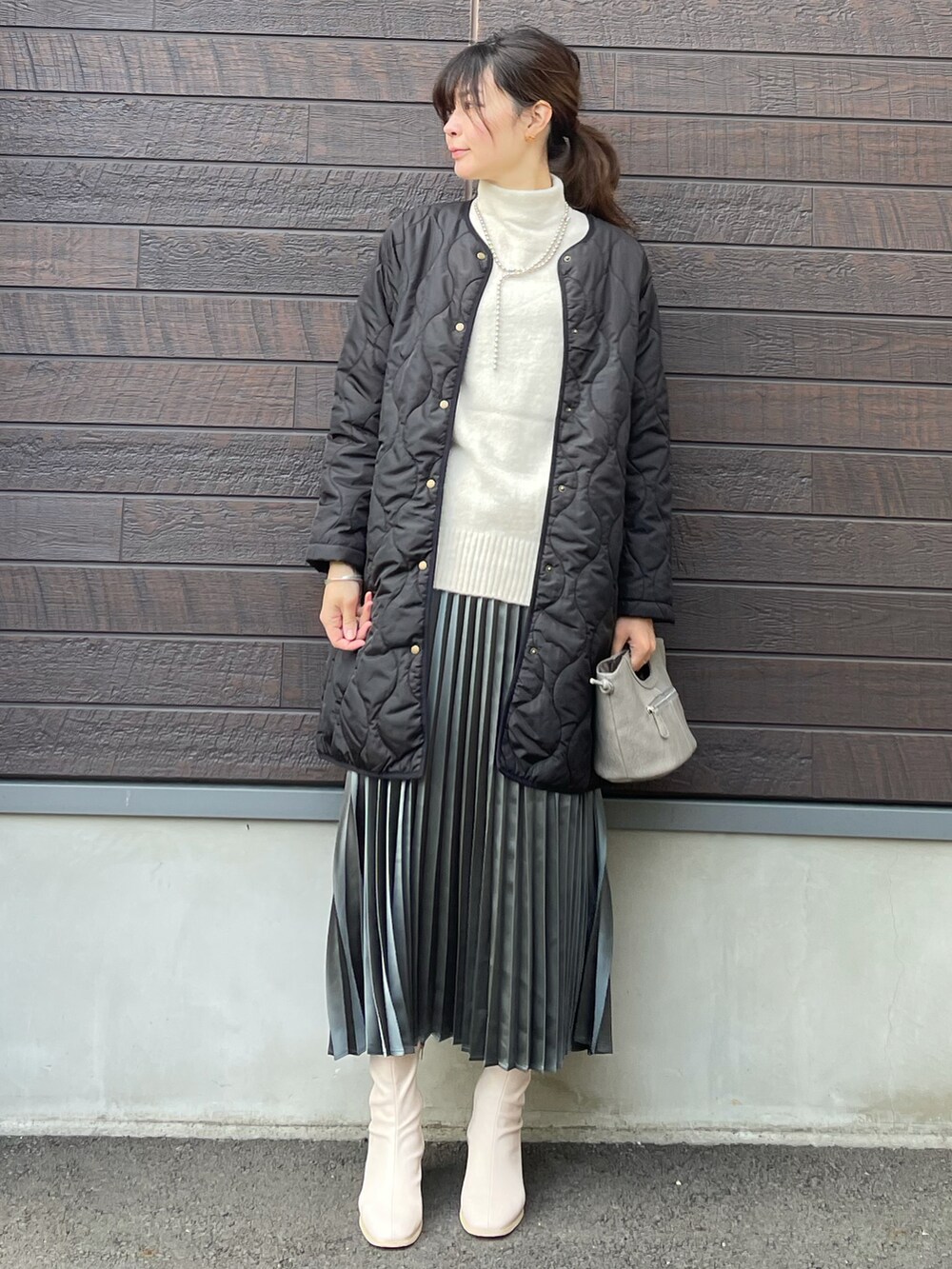 「大人カジュアル、きれいめカジュアル、休日スタイル、おしゃれさんと繋がりたい、プチプラ、キルティング、ハーフコート、チュニック、プリーツスカート、ミニバッグ、ショルダーバッグ、ショートブーツ、高身長コーデ、骨格ナチュラル」｜「earth music&ecologyのキルティングハーフコート（その他アウター、ブラック系）」を使った、yokoyama_yuuuさん（レディース・173cm）の冬コーディネートの2枚目の写真