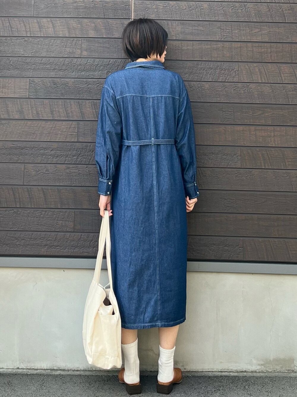 「春コーデ、休日コーデ、高身長コーデ、骨格ナチュラル、デニム、シャツワンピ、ミュール」｜「Green　Parksの■First Love デニムシャツワンピース（ワンピース、ブルー系）」を使った、yokoyama_yuuuさん（レディース・173cm）の春コーディネートの4枚目の写真