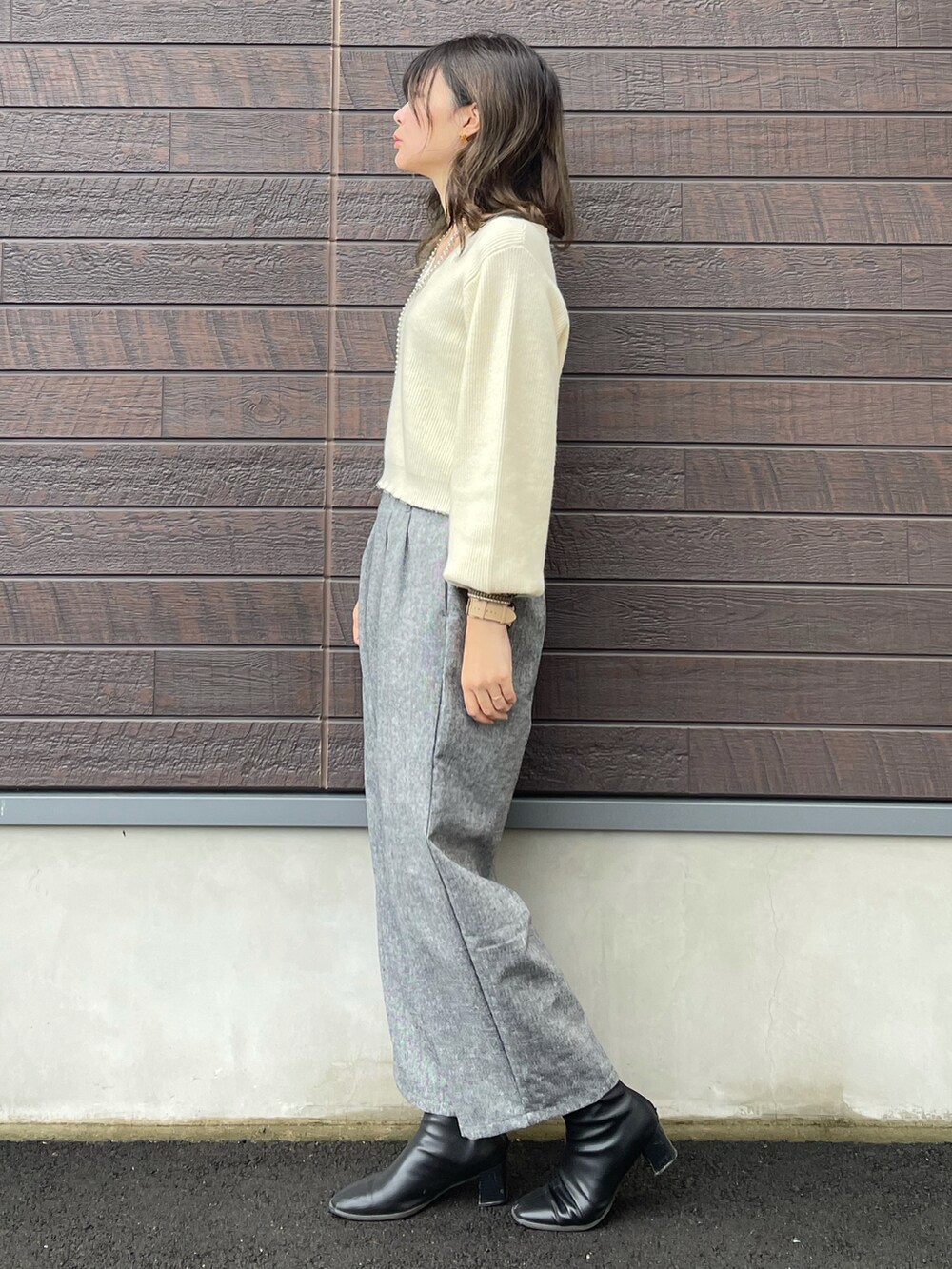 「SLURR、大人カジュアル、休日スタイル、プチプラ、ニット、ツイード、今日のコーデ、ワイドパンツ、高身長コーデ、骨格ナチュラル」｜「SLURRの【マシンウォッシャブル】Vネックショート丈ニット（ニット/セーター、ホワイト系）」を使った、yokoyama_yuuuさん（レディース・173cm）の冬コーディネートの2枚目の写真