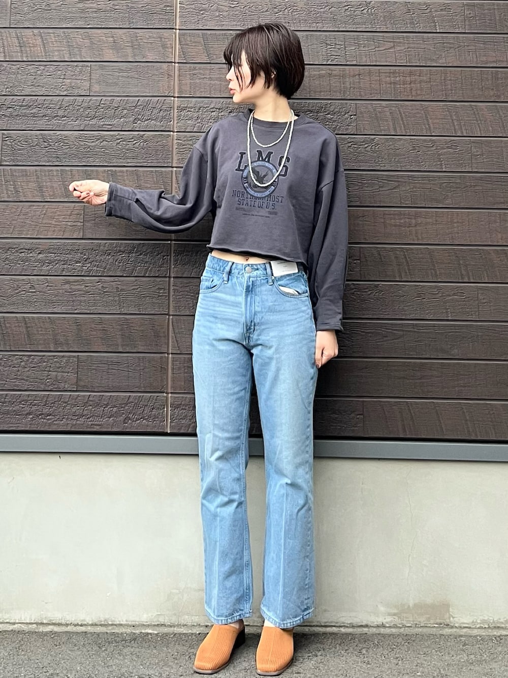 「春コーデ、休日コーデ、春服コーデ、大人カジュアル、バケットバッグ、シャツワンピ、ストライプ、高身長コーデ、骨格ナチュラル、プチプラ、巻きスカート、デニム、ミュール」｜「Green　Parksのクロップド丈ロゴプルオーバー（スウェット、グレー系）」を使った、yokoyama_yuuuさん（レディース・173cm）の春コーディネートの4枚目の写真