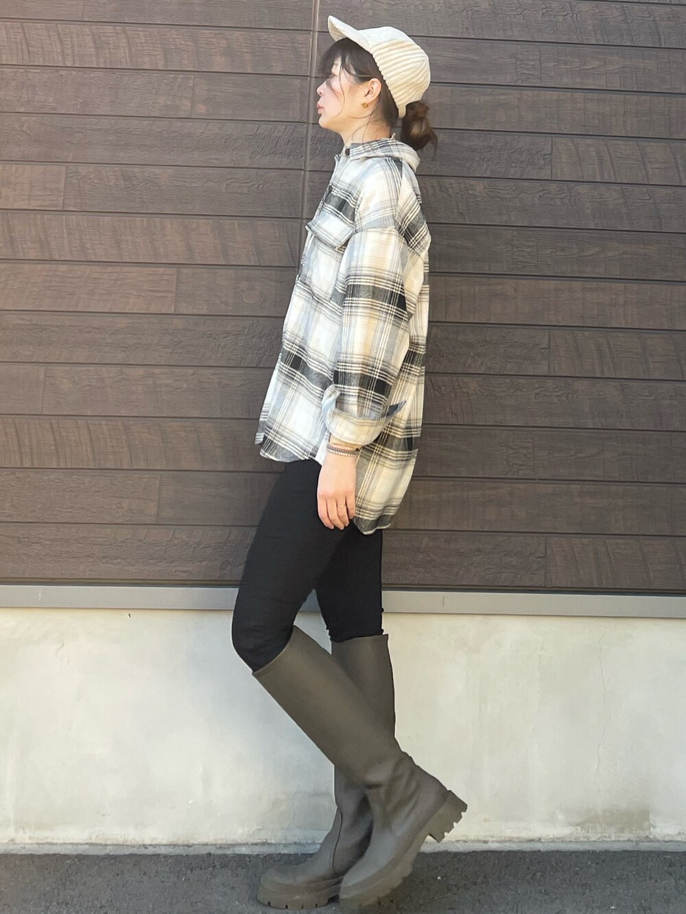 「大人カジュアル、きれいめカジュアル、プチプラ、休日スタイル、おしゃれさんと繋がりたい、骨格ナチュラル、チェックシャツ、ブルゾン、スキニー、ロングブーツ、レイヤードスタイル」｜「Sugar spoonの・SUGAR SPOON 2wayタックブルゾン＊（その他アウター、ベージュ系）」を使った、yokoyama_yuuuさん（レディース・173cm）の冬コーディネートの4枚目の写真