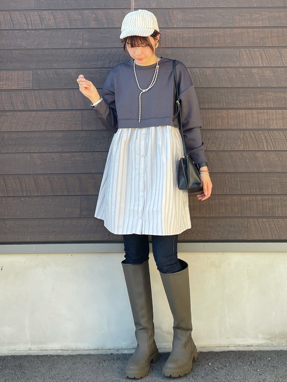 「デニム、シンプル、ショルダーバッグ、ロングブーツ、大人カジュアル、休日スタイル、チュニック、プチプラ、スキニーデニム、ドッキング、秋コーデ、高身長コーデ、骨格ナチュラル」｜「Green　Parksの切替ドッキングチュニック＊（チュニック、グレー系）」を使った、yokoyama_yuuuさん（レディース・173cm）の秋コーディネートの2枚目の写真