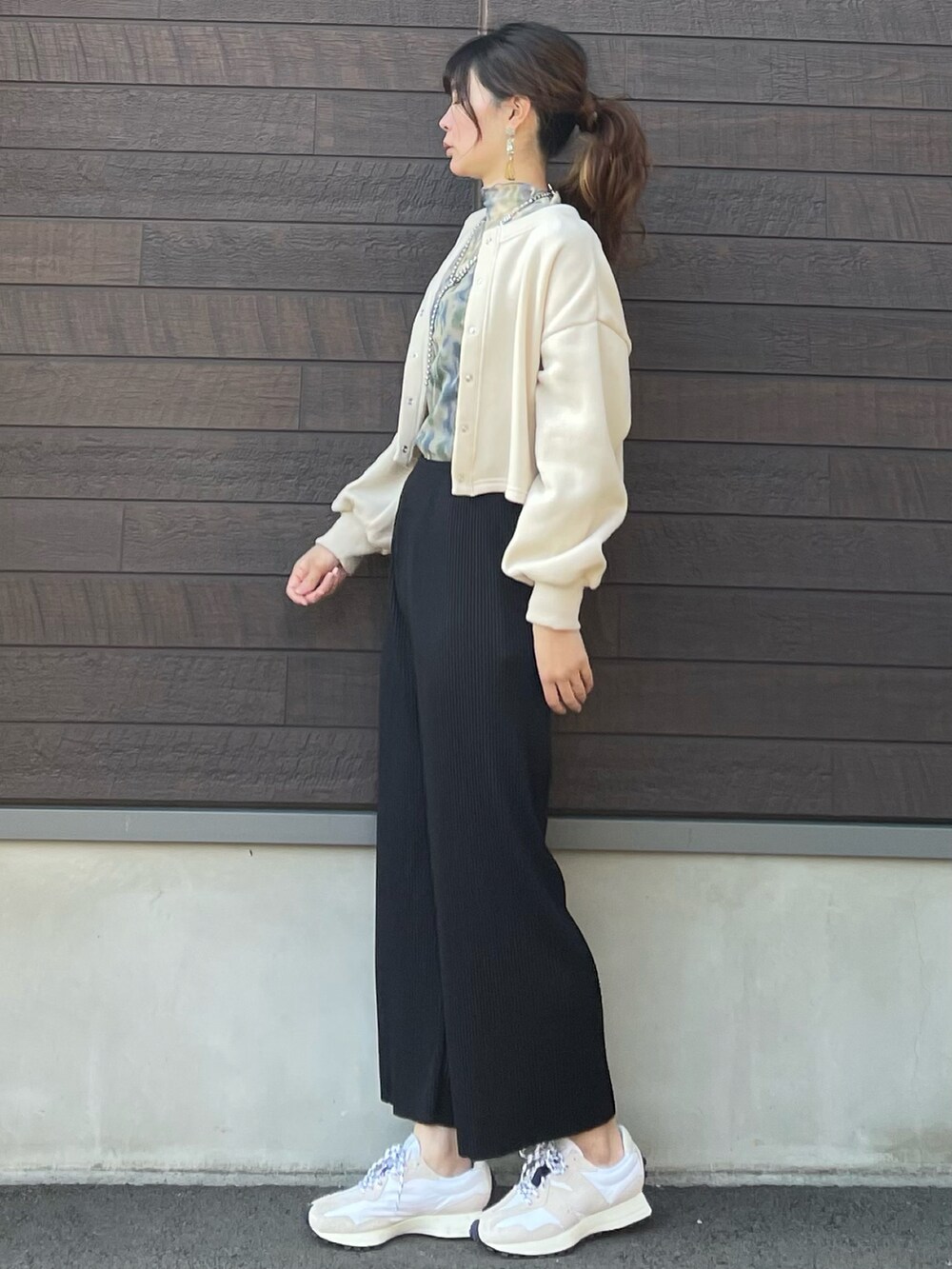 「春服みてみて、休日スタイル、ブラック、カラー×コーデ、高身長コーデ、骨格ナチュラル、プチプラ、シアー、カーディガン、プリーツパンツ、タックイン、スニーカー、ニューバランス」｜「Green　Parksのシアータートル＊（Tシャツ/カットソー、ブルー系）」を使った、yokoyama_yuuuさん（レディース・173cm）の春コーディネートの3枚目の写真