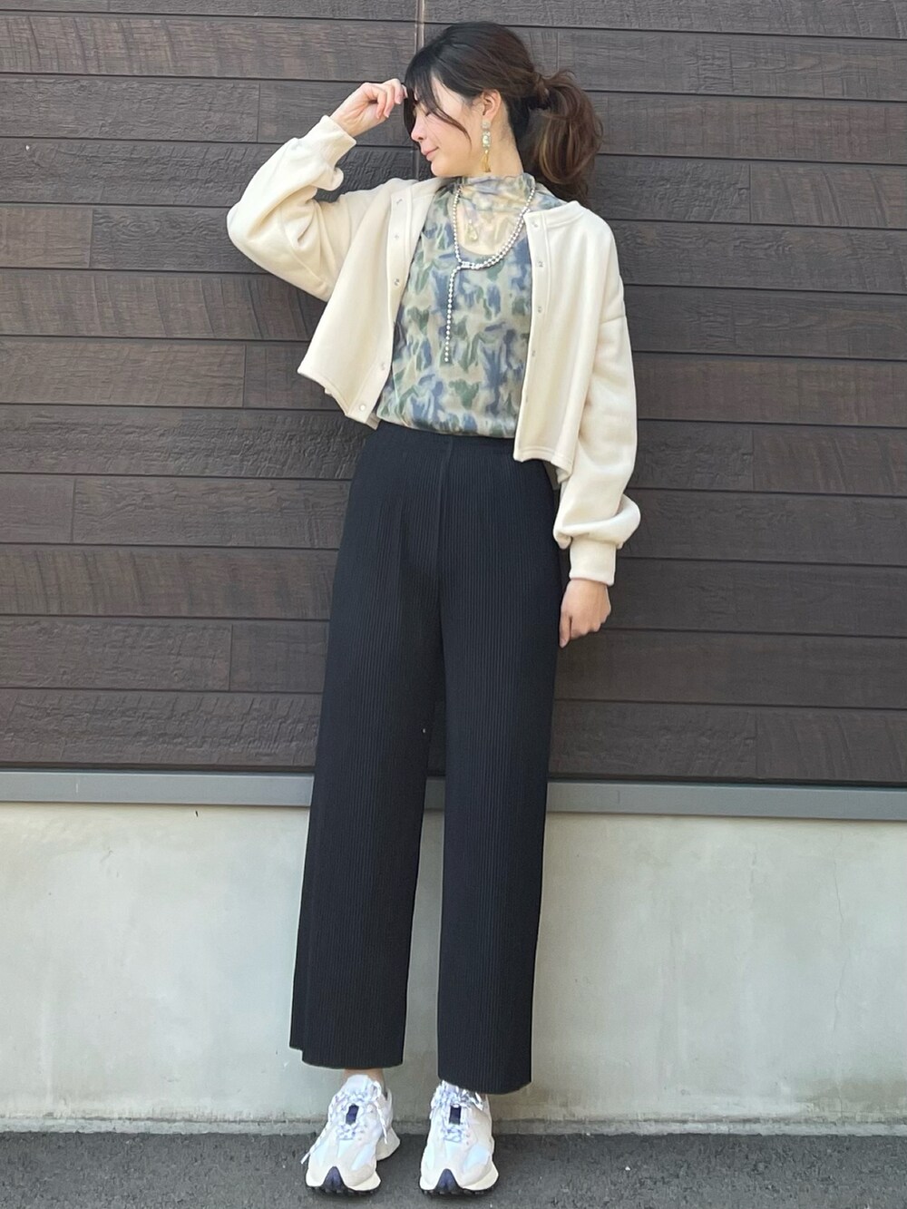 「春服みてみて、休日スタイル、ブラック、カラー×コーデ、高身長コーデ、骨格ナチュラル、プチプラ、シアー、カーディガン、プリーツパンツ、タックイン、スニーカー、ニューバランス」｜「Green　Parksのシアータートル＊（Tシャツ/カットソー、ブルー系）」を使った、yokoyama_yuuuさん（レディース・173cm）の春コーディネートの2枚目の写真