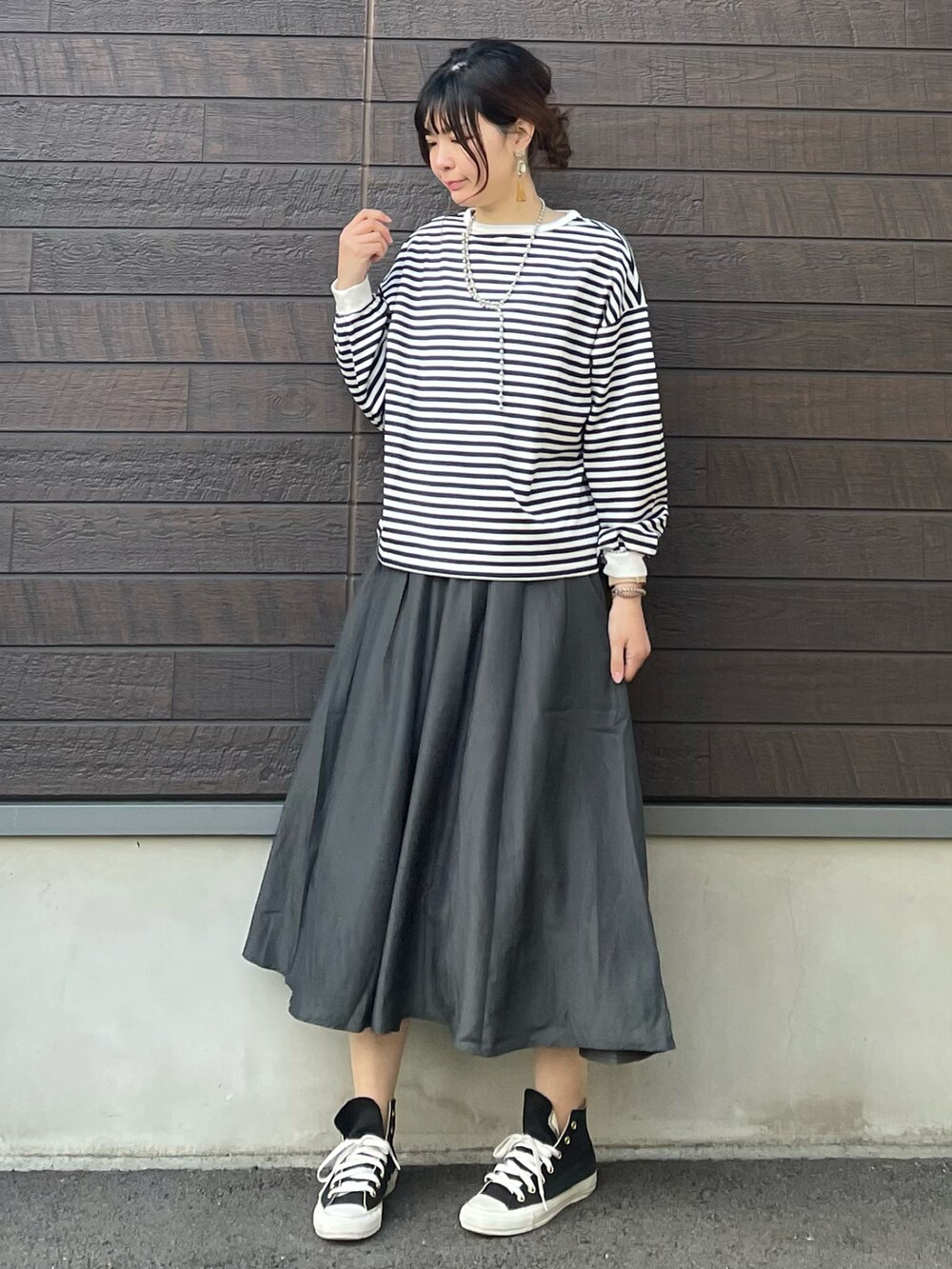 「大人カジュアル、きれいめカジュアル、休日スタイル、春コーデ、カラーニット、プチプラ、高身長コーデ、骨格ナチュラル、ボーダー、カットソー、カーディガン、フレアスカート、コンバース、スニーカー、イエロー」｜「Green　Parksのモヘアタッチミドル丈ニットカーデ＊（カーディガン/ボレロ、イエロー系）」を使った、yokoyama_yuuuさん（レディース・173cm）の冬コーディネートの4枚目の写真