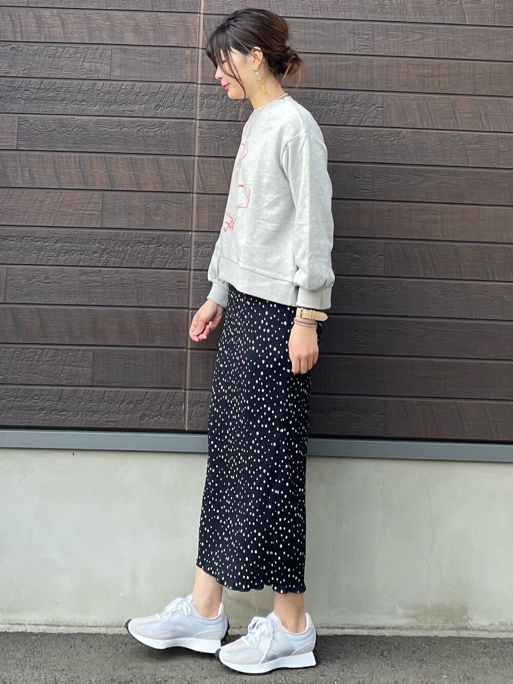 「春服みてみて、休日コーデ、春コーデ、ニューバランス、プチプラ、プチプラコーデ、骨格ナチュラル、トートバッグ、デニムコーデ、プルオーバー、disney、プリンセス、ドット、スカート」｜「Green　ParksのDisney Princess/袖ボリューム裏毛プル＊（スウェット、グレー系）」を使った、yokoyama_yuuuさん（レディース・173cm）の春コーディネートの4枚目の写真