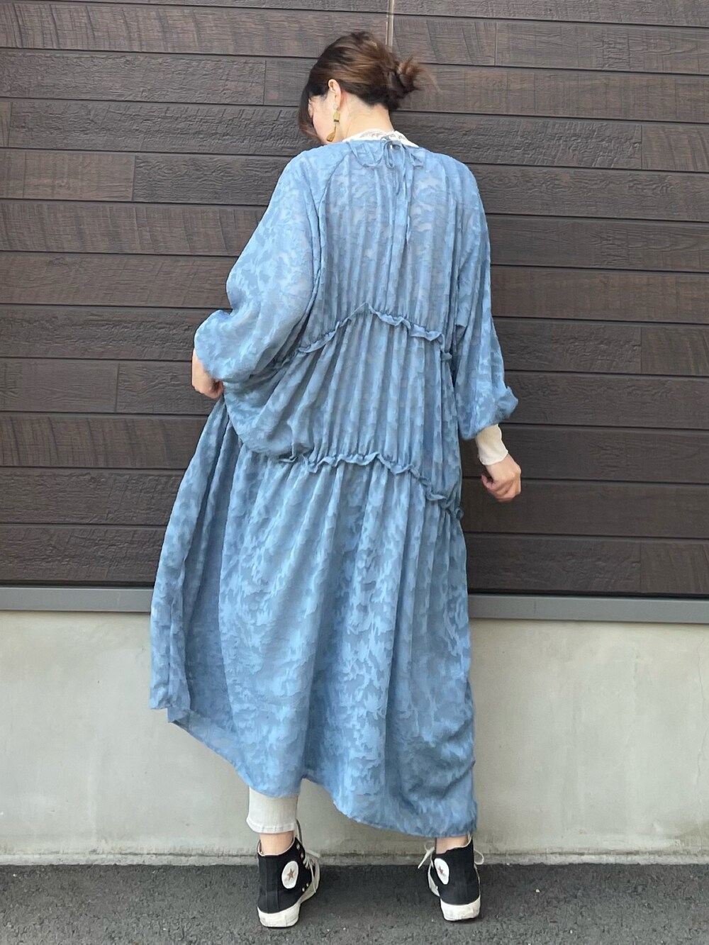 「春服みてみて、春コーデ、レイヤードスタイル、休日スタイル、高身長コーデ、骨格ナチュラル、低身長、プチプラ、カラー×コーデ、ブルー、コンバース、ワンピース、シアー、スキニー」｜「armoniaのarmonia・ペチ付きレースライクワンピース＊（ワンピース、ブルー系）」を使った、yokoyama_yuuuさん（レディース・173cm）の春コーディネートの3枚目の写真