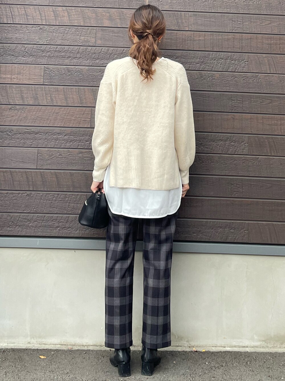 「大人カジュアル、きれいめカジュアル、休日スタイル、プチプラ、おしゃれさんと繋がりたい、キルティング、イエロー、ロングコート、レイヤードスタイル、チェックパンツ、ニット、ミニバッグ、ショルダーバッグ、高身長コーデ、骨格ナチュラル」｜「earth music&ecologyのブラッシュヤーンＶネックプルオーバー＊（ニット/セーター、ホワイト系）」を使った、yokoyama_yuuuさん（レディース・173cm）の冬コーディネートの5枚目の写真