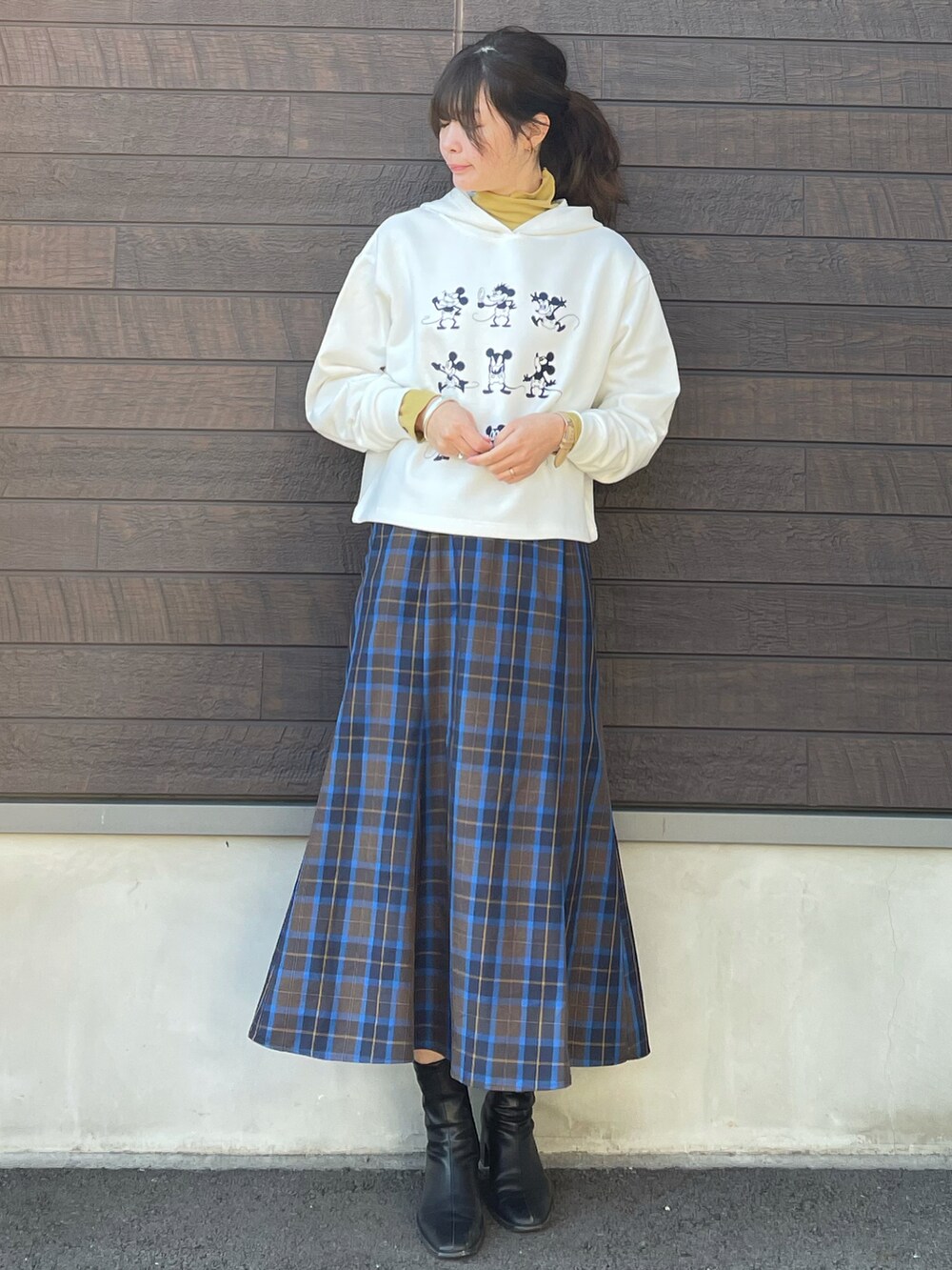 「大人カジュアル、きれいめカジュアル、パーカー、タートルネック、プチプラ、休日コーデ、パイピングコート、コート、おしゃれさんと繋がりたい、チェックスカート、マーメイドスカート、トートバッグ、高身長コーデ、骨格ナチュラル、ショートブーツ」｜「Green　Parksのシアータートルインナー（Tシャツ/カットソー、イエロー系）」を使った、yokoyama_yuuuさん（レディース・173cm）の冬コーディネートの4枚目の写真