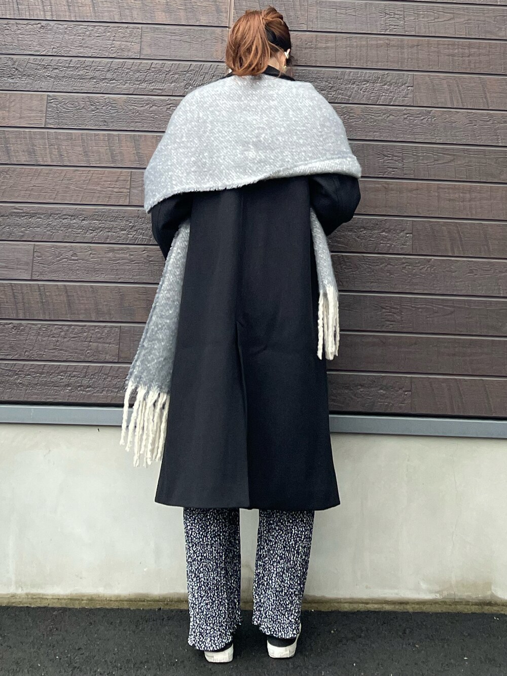 「大人カジュアル、きれいめカジュアル、休日スタイル、プチプラ、巾着バッグ、キルティング、おしゃれさんと繋がりたい、高身長コーデ、骨格ナチュラル、チェスターコート、プリーツパンツ、レオパード、アニマル柄、スニーカー、グリーン」|「earth music&ecologyのチェスターコート *(チェスターコート、ブラック系)」を使った、yokoyama_yuuuさん(レディース・173cm)の冬コーディネートの3枚目の写真