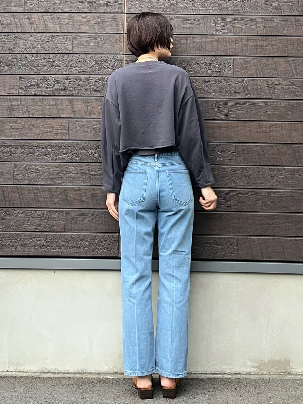 「春コーデ、休日コーデ、春服コーデ、大人カジュアル、バケットバッグ、シャツワンピ、ストライプ、高身長コーデ、骨格ナチュラル、プチプラ、巻きスカート、デニム、ミュール」｜「Green　Parksのクロップド丈ロゴプルオーバー（スウェット、グレー系）」を使った、yokoyama_yuuuさん（レディース・173cm）の春コーディネートの5枚目の写真