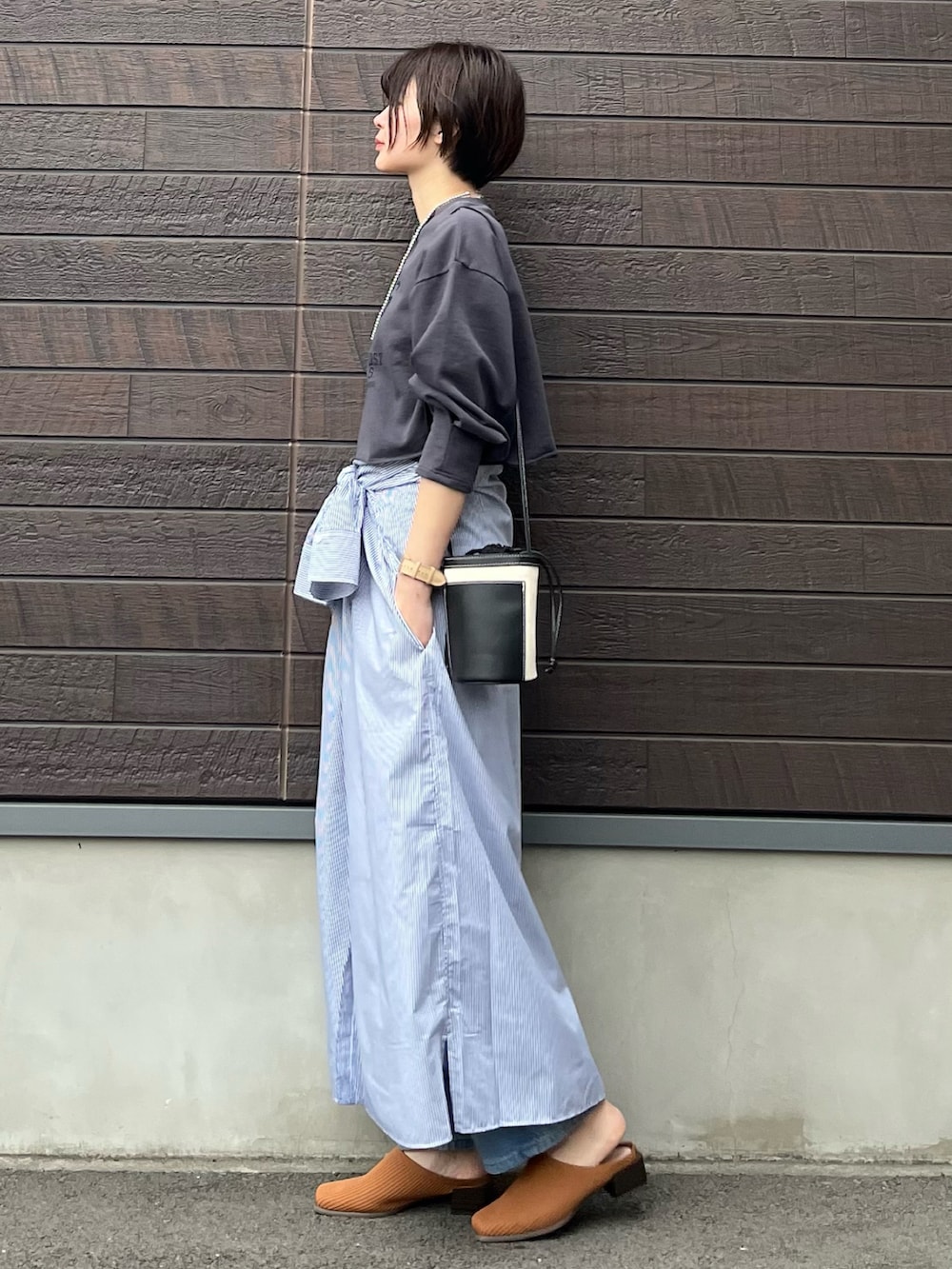 「春コーデ、休日コーデ、春服コーデ、大人カジュアル、バケットバッグ、シャツワンピ、ストライプ、高身長コーデ、骨格ナチュラル、プチプラ、巻きスカート、デニム、ミュール」｜「Green　Parksのクロップド丈ロゴプルオーバー（スウェット、グレー系）」を使った、yokoyama_yuuuさん（レディース・173cm）の春コーディネートの2枚目の写真