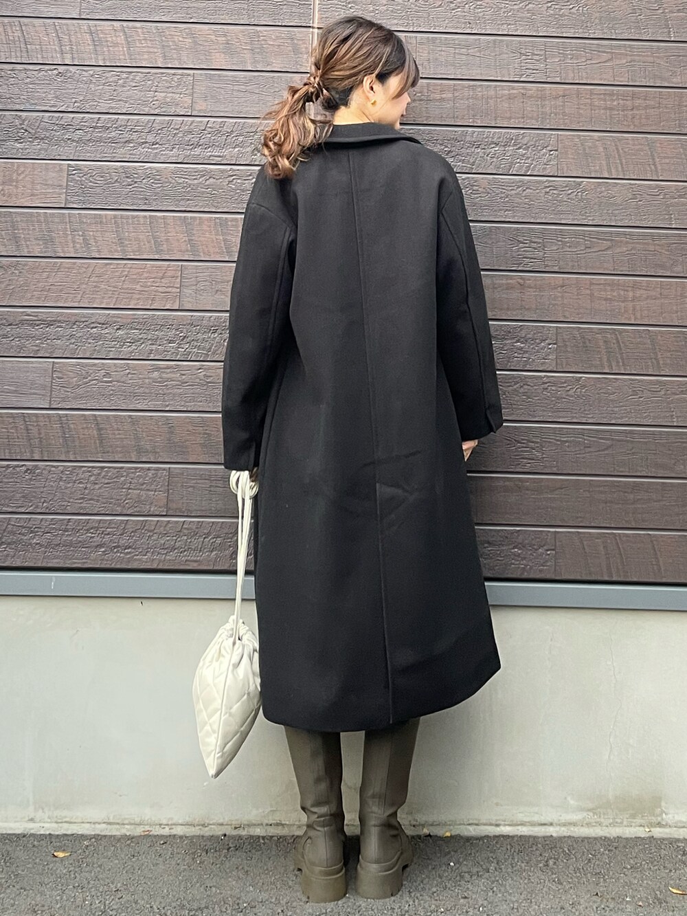 「おしゃれさんと繋がりたい、大人カジュアル、ワンピース、休日スタイル、プチプラ、今日のコーデ、ドッキングワンピ、チェスターコート、ロングブーツ、キルティングバッグ、高身長コーデ、骨格ナチュラル」｜「Green　Parksのカットソードッキングワンピース＊（ワンピース、ベージュ系）」を使った、yokoyama_yuuuさん（レディース・173cm）の冬コーディネートの3枚目の写真