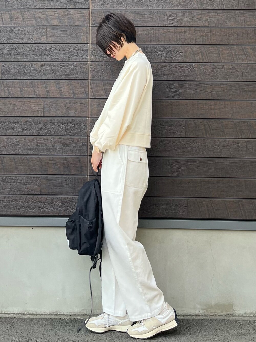 「春コーデ、休日コーデ、大人カジュアル、白パンツ、ラグラン、リュック、シンプルコーデ、ワークパンツ、高身長コーデ、骨格ナチュラル」｜「Green　Parksの■First Love ラグランプルオーバー（Tシャツ/カットソー、ホワイト系）」を使った、yokoyama_yuuuさん（レディース・173cm）の春コーディネートの5枚目の写真