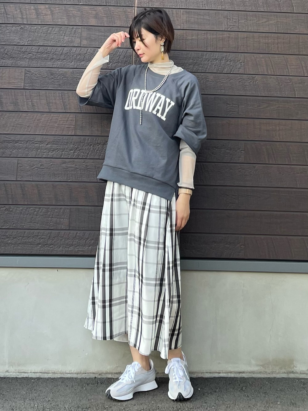 「大人カジュアル、きれいめカジュアル、春コーデ、プチプラ、高身長コーデ、レイヤードスタイル、シアー、チェック、はじめましてコーデ、スニーカー、ニューバランス、グレー」｜「Green　Parksのシアータートル＊（Tシャツ/カットソー、ベージュ系）」を使った、yokoyama_yuuuさん（レディース・173cm）の春コーディネートの2枚目の写真