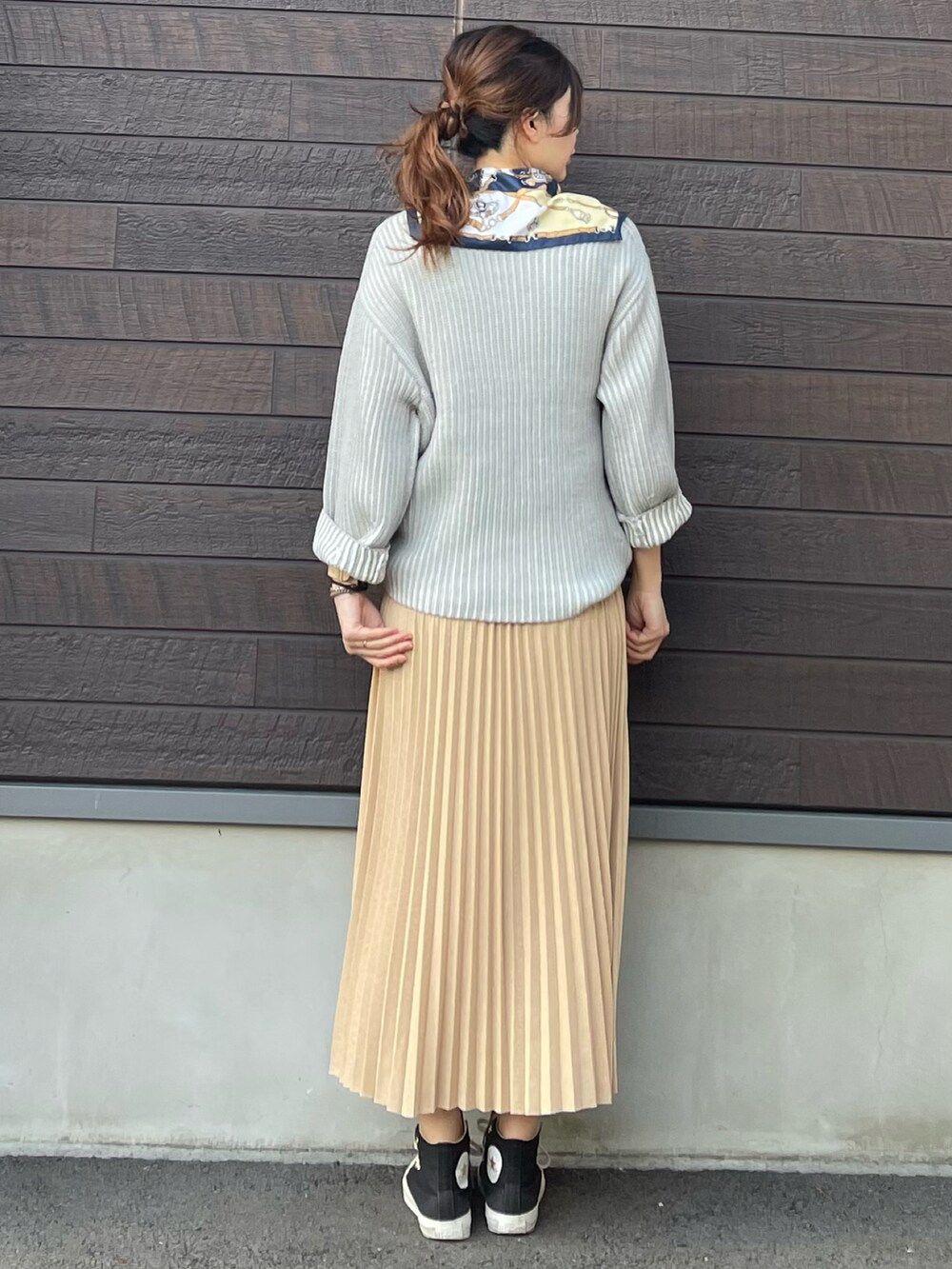 「春服みてみて、休日コーデ、プチプラ、高身長コーデ、骨格ナチュラル、プリーツスカート、バイカラー、タックイン、セーラーカラー、スカート、スカーフ、コンバース、ニット、春コーデ」｜「Petit fleurの・Petit Fleur バイカラーストライプニット＊（ニット/セーター、グレー系）」を使った、yokoyama_yuuuさん（レディース・173cm）の春コーディネートの3枚目の写真
