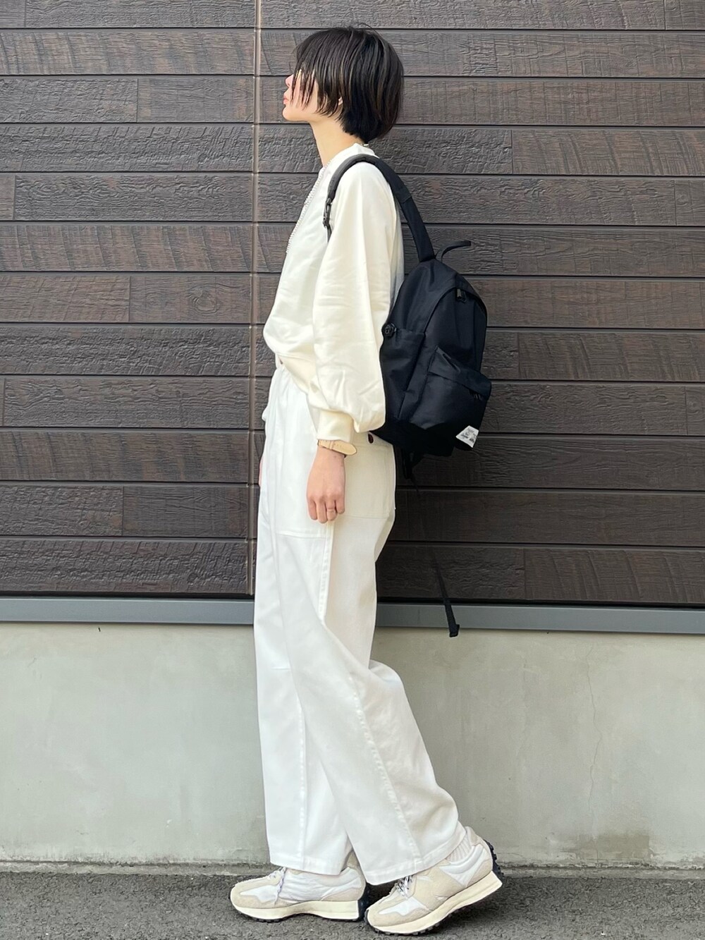 「春コーデ、休日コーデ、大人カジュアル、白パンツ、ラグラン、リュック、シンプルコーデ、ワークパンツ、高身長コーデ、骨格ナチュラル」｜「Green　Parksの■First Love ラグランプルオーバー（Tシャツ/カットソー、ホワイト系）」を使った、yokoyama_yuuuさん（レディース・173cm）の春コーディネートの2枚目の写真