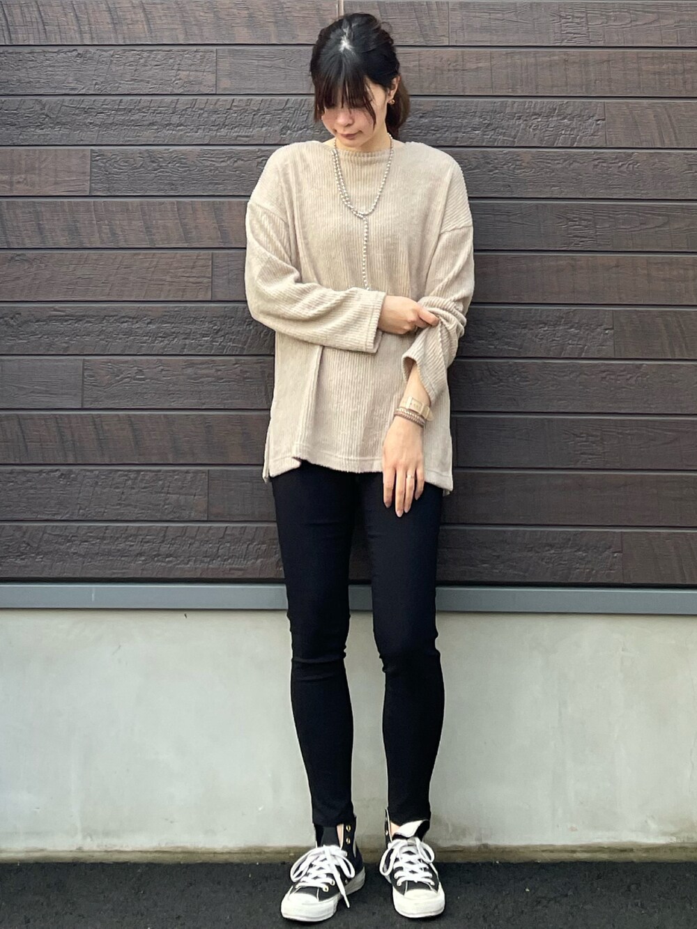 「大人カジュアル、きれいめカジュアル、休日スタイル、おしゃれさんと繋がりたい、プチプラ、高身長コーデ、骨格ナチュラル、パンツスタイル、キルトコート、中綿コート、チュニック、スキニー、スニーカー、コンバース、シンプル」｜「ELENCARE DUEの・ELENCARE DUE スヌード付キルトコート＊（その他アウター、グレー系）」を使った、yokoyama_yuuuさん（レディース・173cm）の冬コーディネートの3枚目の写真
