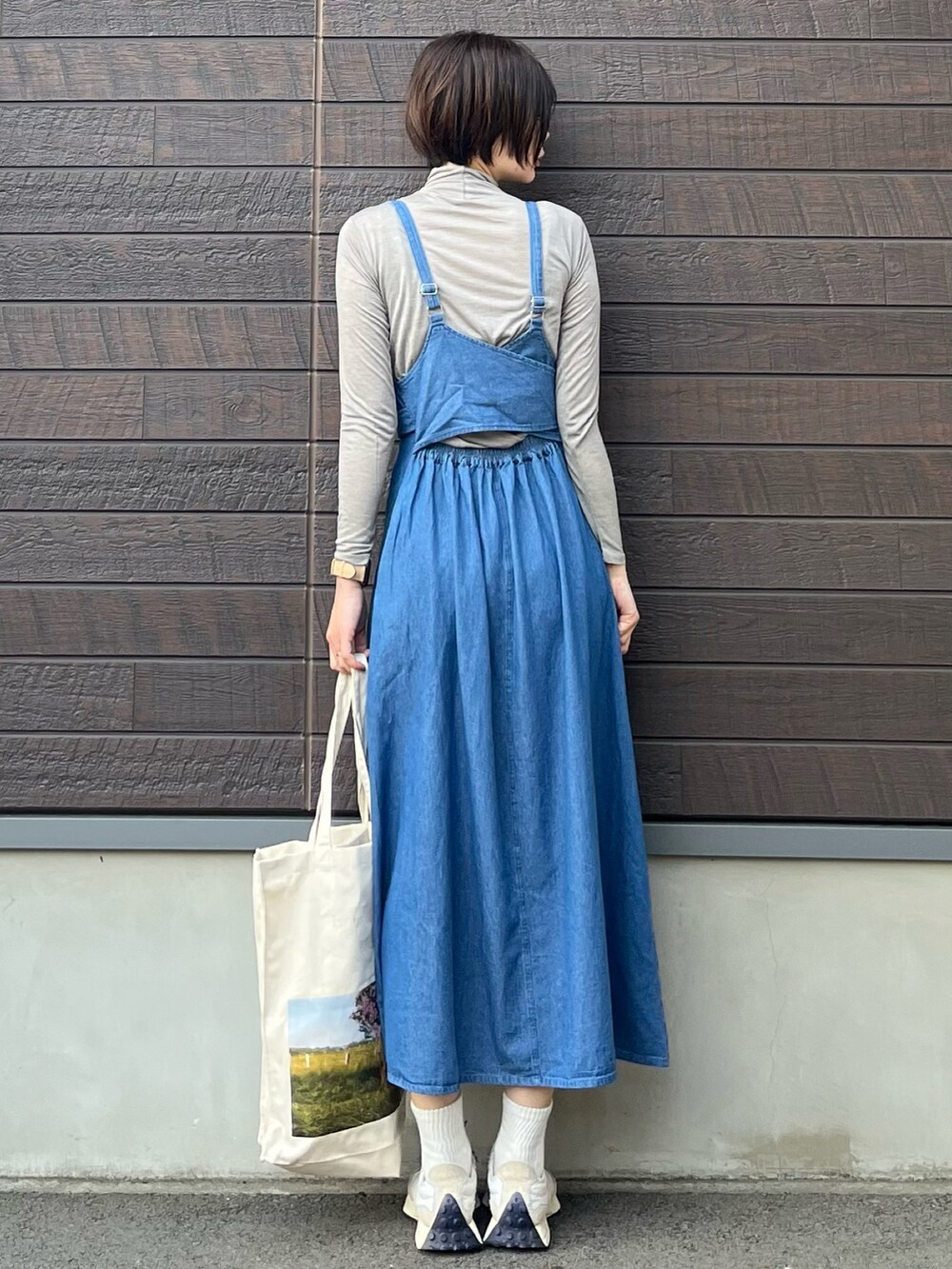 「春コーデ、休日コーデ、春服コーデ、スニーカーコーデ、FIRST LOVE、ジャンパースカート、コラボ、トートバッグ、シアートップス」｜「Green　Parksの■First Love ウェストリボンデニムジャンスカ（ジャンパースカート、ブルー系）」を使った、yokoyama_yuuuさん（レディース・173cm）の春コーディネートの4枚目の写真