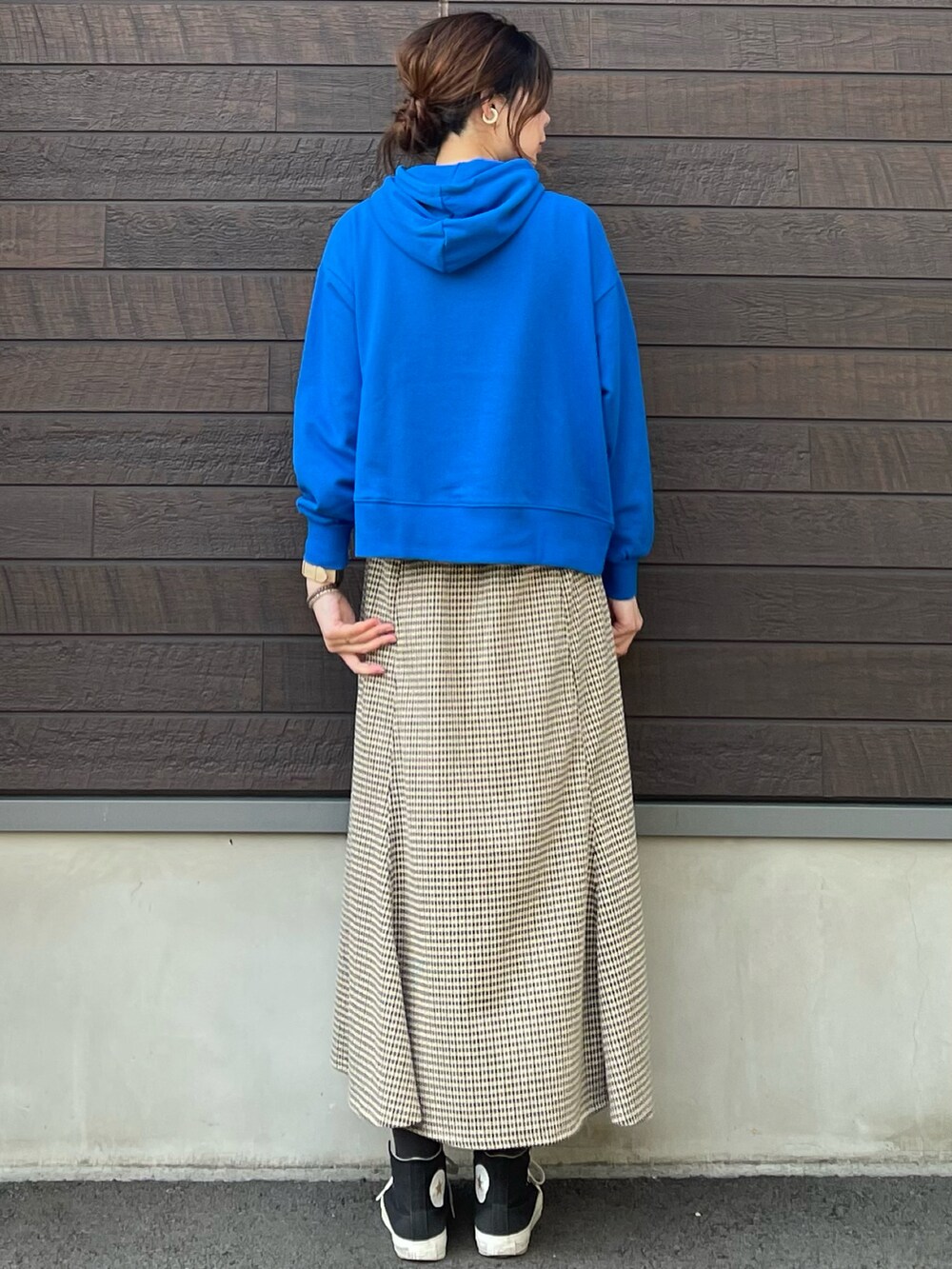 「大人カジュアル、きれいめカジュアル、休日スタイル、プチプラ、高身長コーデ、骨格ナチュラル、スウェット、カレッジスウェット、ロゴスウェット、マーメイドスカート、チェック、フーディー、コンバース、スニーカー、春コーデ」｜「Green　Parksのカレッジロゴプリントフーディー＊（パーカー、ブルー系）」を使った、yokoyama_yuuuさん（レディース・173cm）の冬コーディネートの3枚目の写真