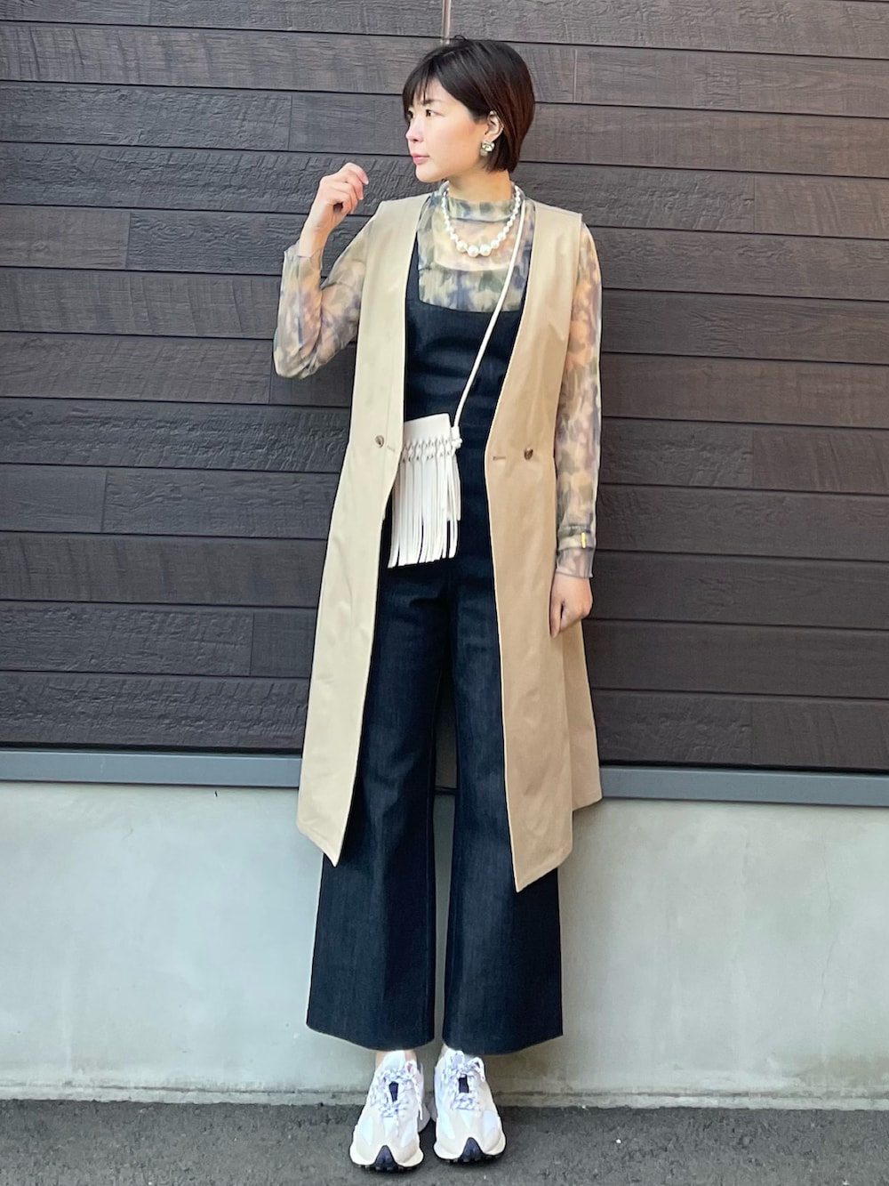 「はじめましてコーデ、大人カジュアル、レイヤードスタイル、プチプラ、SLURR、ロングベスト、トレンチコート、デニム、サロペット、シアー、フリンジ、スニーカー、ニューバランス」｜「SLURRの3Wayトレンチコート（トレンチコート、ベージュ系）」を使った、yokoyama_yuuuさん（レディース・173cm）の春コーディネートの4枚目の写真