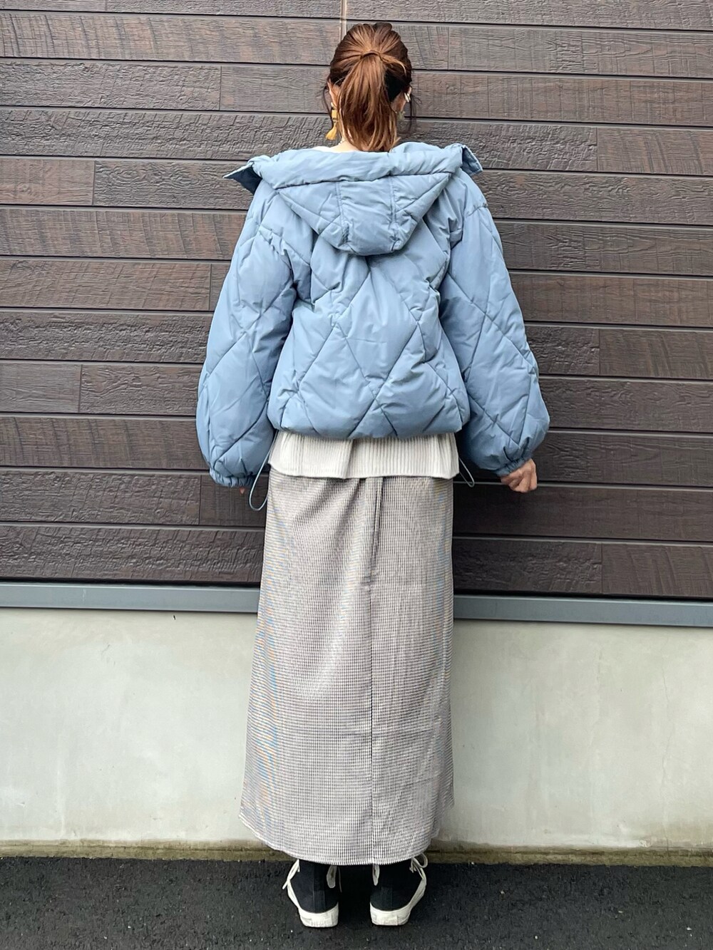 「お出かけコーデ、休日スタイル、冬コーデ、プチプラ、高身長コーデ、骨格ナチュラル、おしゃれさんと繋がりたい、Vネック、ケーブルニット、キルティング、ショート丈、ブルゾン、ギンガムチェック、フレアスカート、コンバース」｜「Petit fleurの・Petit Fleur ダイヤキルトブルゾン＊（その他アウター、ブルー系）」を使った、yokoyama_yuuuさん（レディース・173cm）の冬コーディネートの2枚目の写真