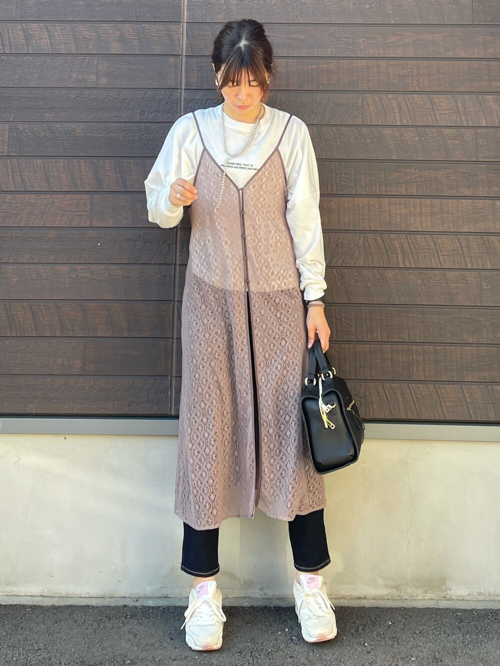 「秋コーデ、秋冬コーデ、大人カジュアル、レイヤードスタイル、コーディガン、プチプラ、SLURR、キャミワンピ、ロンT、デニム、スキニーデニム、スクエアバッグ、ボストンバッグ、高身長コーデ、骨格ナチュラル」｜「Green　Parksの着流しコーディガン＊（その他アウター、ブルー系）」を使った、yokoyama_yuuuさん（レディース・173cm）の秋コーディネートの4枚目の写真
