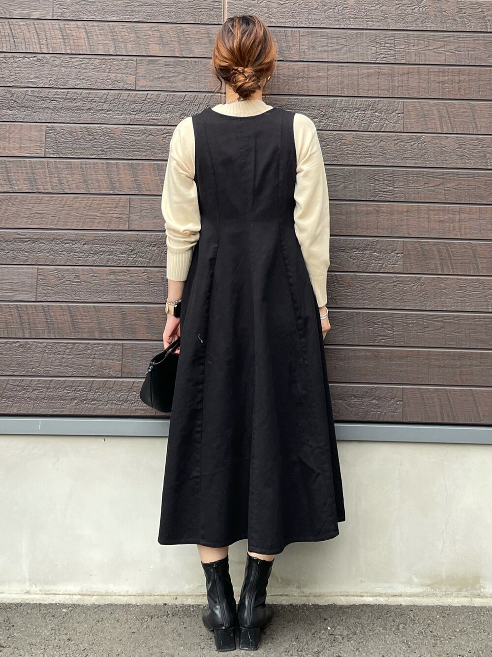 「冬コーデ、大人カジュアル、レイヤードスタイル、プチプラ、ブルゾン、カーキ、ジャンバースカート、クルーネック、ニット、ストール、チェック、高身長コーデ、骨格ナチュラル、クリスマスに着たい服」|「Green Parksのキルトビッグブルゾン*(ブルゾン、グリーン系)」を使った、yokoyama_yuuuさん(レディース・173cm)の冬コーディネートの5枚目の写真
