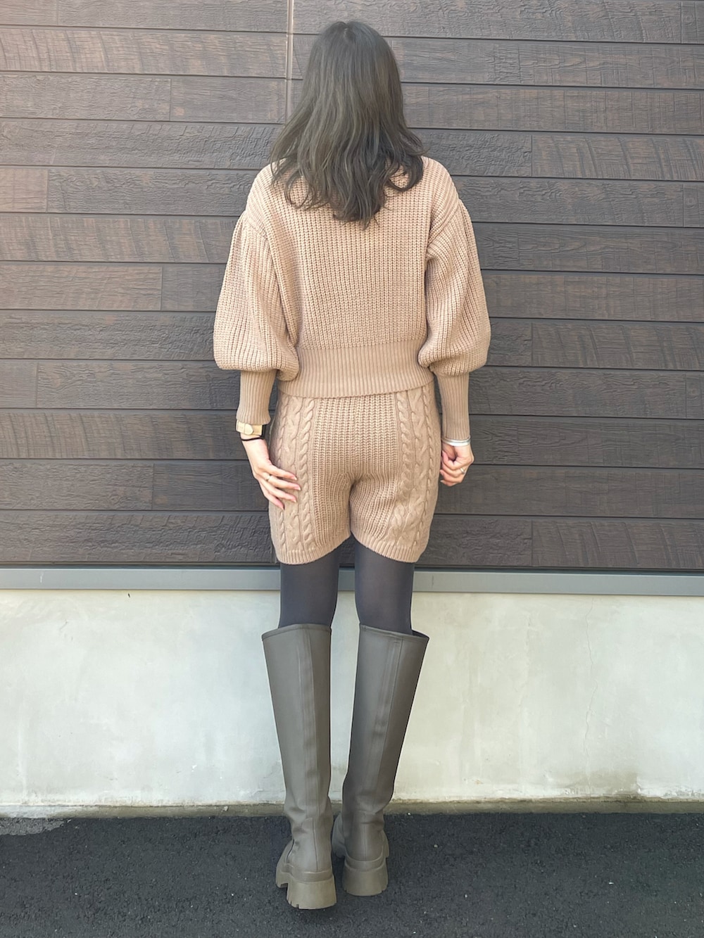 「大人カジュアル、SLURR、セットアップ、プチプラ、休日スタイル、淡色コーデ、ゆるコーデ、ショートパンツ、ニット、パイピングコート、ロングコート、ロングブーツ、高身長コーデ、骨格ナチュラル」｜「SLURRの【マシンウォッシャブル】パフSLニット+ケーブルパンツセットアップ（ニット/セーター、ベージュ系）」を使った、yokoyama_yuuuさん（レディース・173cm）の冬コーディネートの5枚目の写真