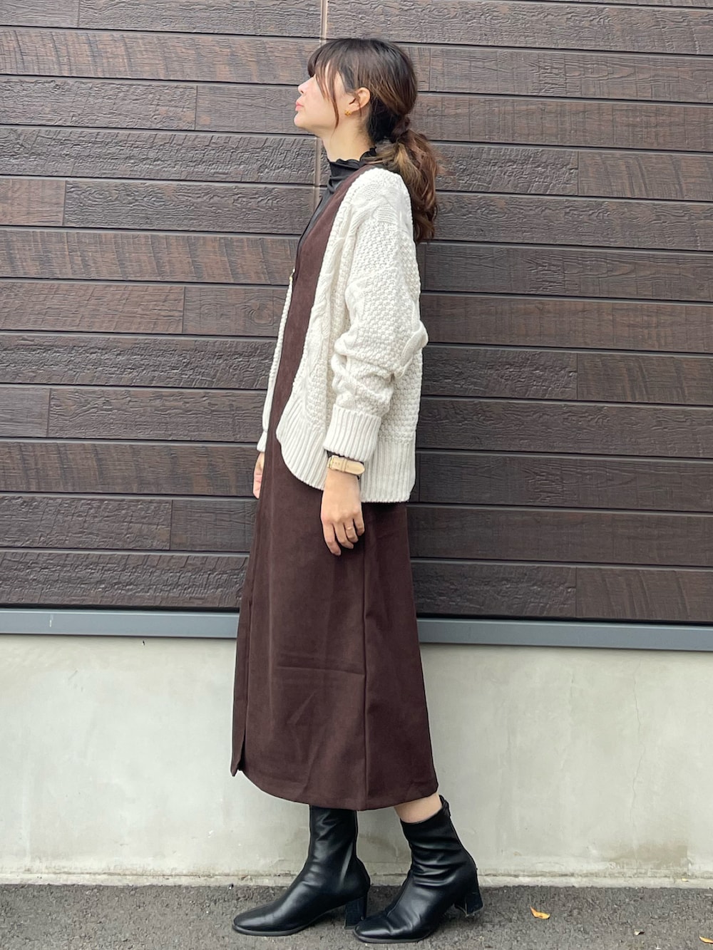 「大人カジュアル、おしゃれさんと繋がりたい、レイヤードスタイル、プチプラ、休日スタイル、カーディガン、ジャンバースカート、シアー、ケーブルニット、ショートブーツ、高身長コーデ、骨格ナチュラル」｜「Green　Parksの・SUGAR SPOON ケーブルニットカーディガン＊（カーディガン/ボレロ、ホワイト系）」を使った、yokoyama_yuuuさん（レディース・173cm）の冬コーディネートの2枚目の写真