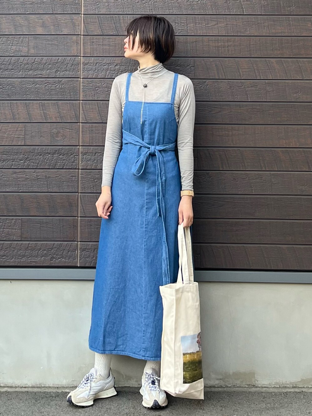 「春コーデ、休日コーデ、春服コーデ、スニーカーコーデ、FIRST LOVE、ジャンパースカート、コラボ、トートバッグ、シアートップス」｜「Green　Parksの■First Love ウェストリボンデニムジャンスカ（ジャンパースカート、ブルー系）」を使った、yokoyama_yuuuさん（レディース・173cm）の春コーディネートの2枚目の写真