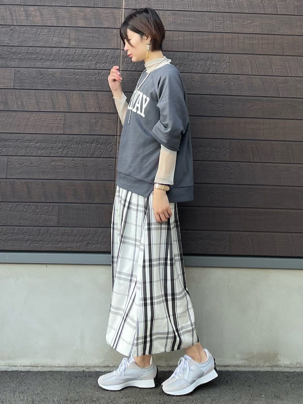 「大人カジュアル、きれいめカジュアル、春コーデ、プチプラ、高身長コーデ、レイヤードスタイル、シアー、チェック、はじめましてコーデ、スニーカー、ニューバランス、グレー」｜「Green　Parksのシアータートル＊（Tシャツ/カットソー、ベージュ系）」を使った、yokoyama_yuuuさん（レディース・173cm）の春コーディネートの3枚目の写真