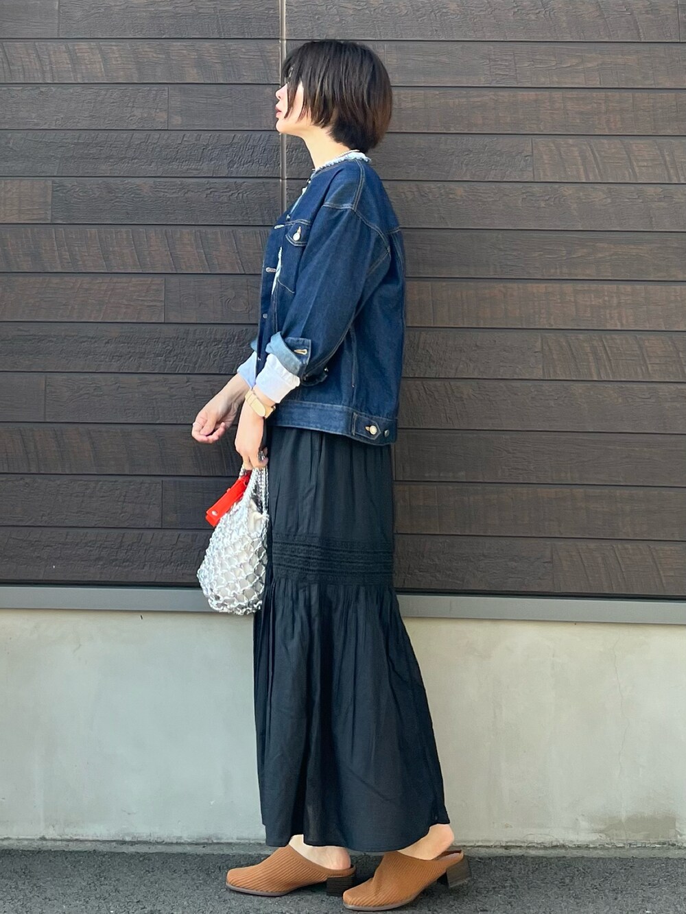 「春コーデ、大人カジュアル、春服コーデ、高身長コーデ、春服デビュー宣言、デニムジャケット、骨格ナチュラル、ティアードスカート、ロンT、ロゴT、ミュール、編みバッグ、シルバー」｜「Green　Parksのノーカラーデニムジャケット（デニムジャケット、ブルー系）」を使った、yokoyama_yuuuさん（レディース・173cm）の春コーディネートの2枚目の写真