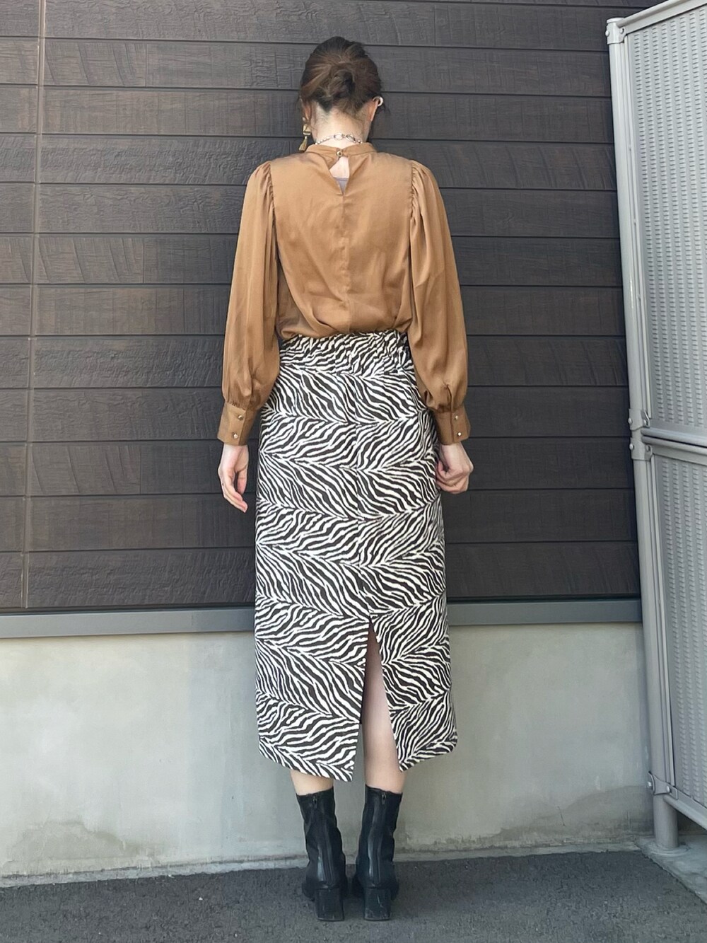 「休日スタイル、キレイめ、高身長コーデ、プチプラ、お出かけコーデ、骨格ナチュラル、ブラウス、ブラウン、アニマル柄、スカート、ブルゾン、バルーンスリーブ、ショートブーツ」｜「ELENCARE DUEの・ELENCARE DUE ボリュームスリーブブラウス＊（シャツ/ブラウス、イエロー系）」を使った、yokoyama_yuuuさん（レディース・173cm）の冬コーディネートの5枚目の写真