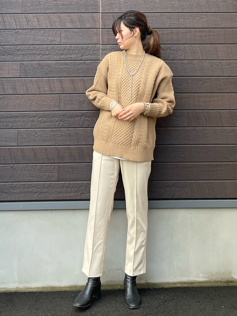 「大人カジュアル、休日スタイル、きれいめカジュアル、プチプラ、高身長コーデ、骨格ナチュラル、パンツスタイル、ケーブルニット、ノーカラーコート、ブラック、センターシーム、裏起毛、ショートブーツ」｜「Green　Parksのノーカラーコート＊（その他アウター、ブラック系）」を使った、yokoyama_yuuuさん（レディース・173cm）の冬コーディネートの4枚目の写真