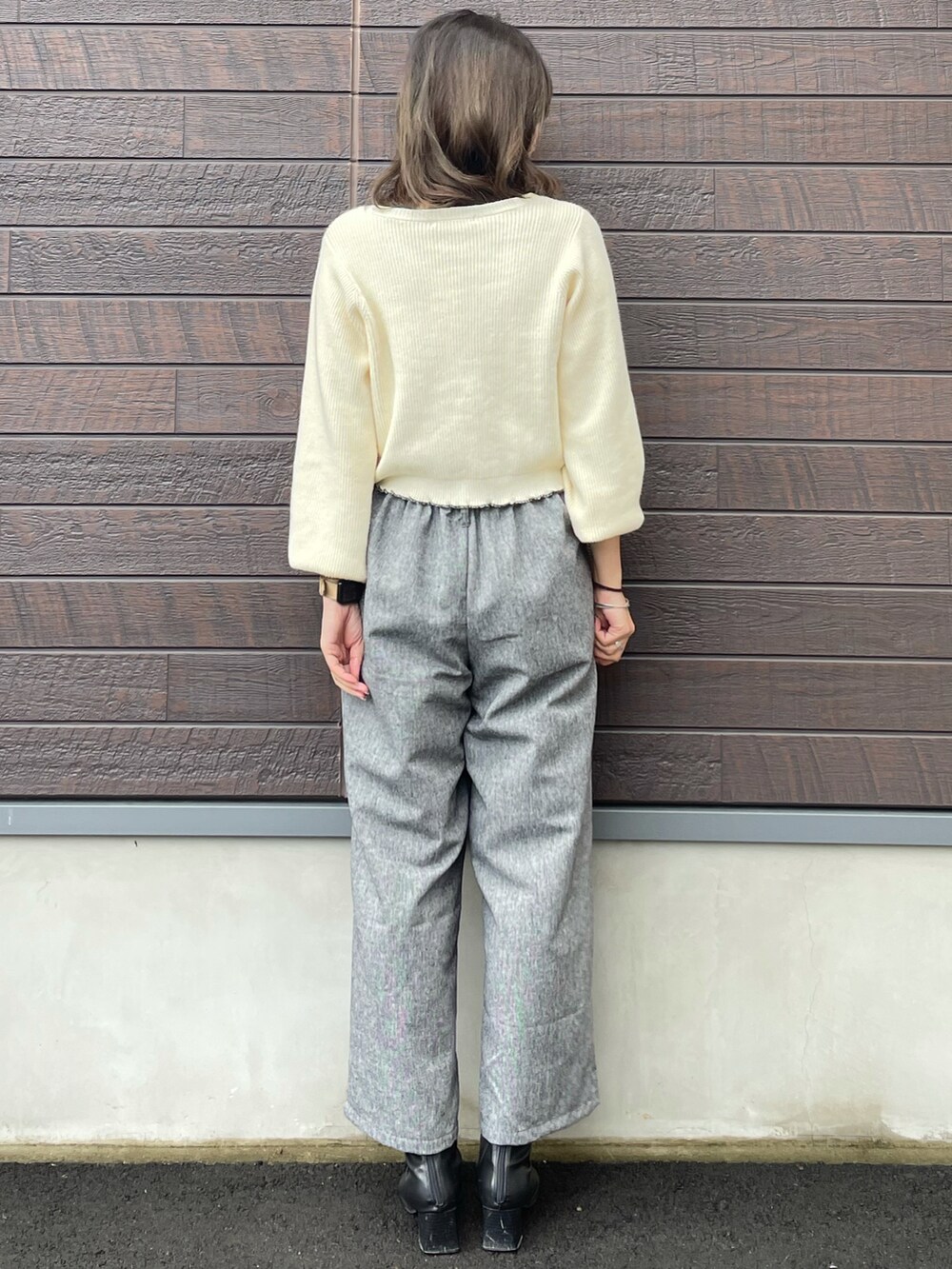 「SLURR、大人カジュアル、休日スタイル、プチプラ、ニット、ツイード、今日のコーデ、ワイドパンツ、高身長コーデ、骨格ナチュラル」｜「SLURRの【マシンウォッシャブル】Vネックショート丈ニット（ニット/セーター、ホワイト系）」を使った、yokoyama_yuuuさん（レディース・173cm）の冬コーディネートの3枚目の写真
