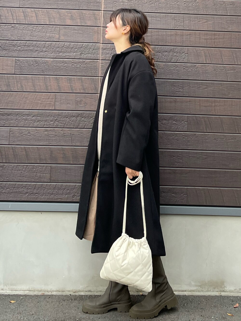 「おしゃれさんと繋がりたい、大人カジュアル、ワンピース、休日スタイル、プチプラ、今日のコーデ、ドッキングワンピ、チェスターコート、ロングブーツ、キルティングバッグ、高身長コーデ、骨格ナチュラル」｜「Green　Parksのカットソードッキングワンピース＊（ワンピース、ベージュ系）」を使った、yokoyama_yuuuさん（レディース・173cm）の冬コーディネートの2枚目の写真