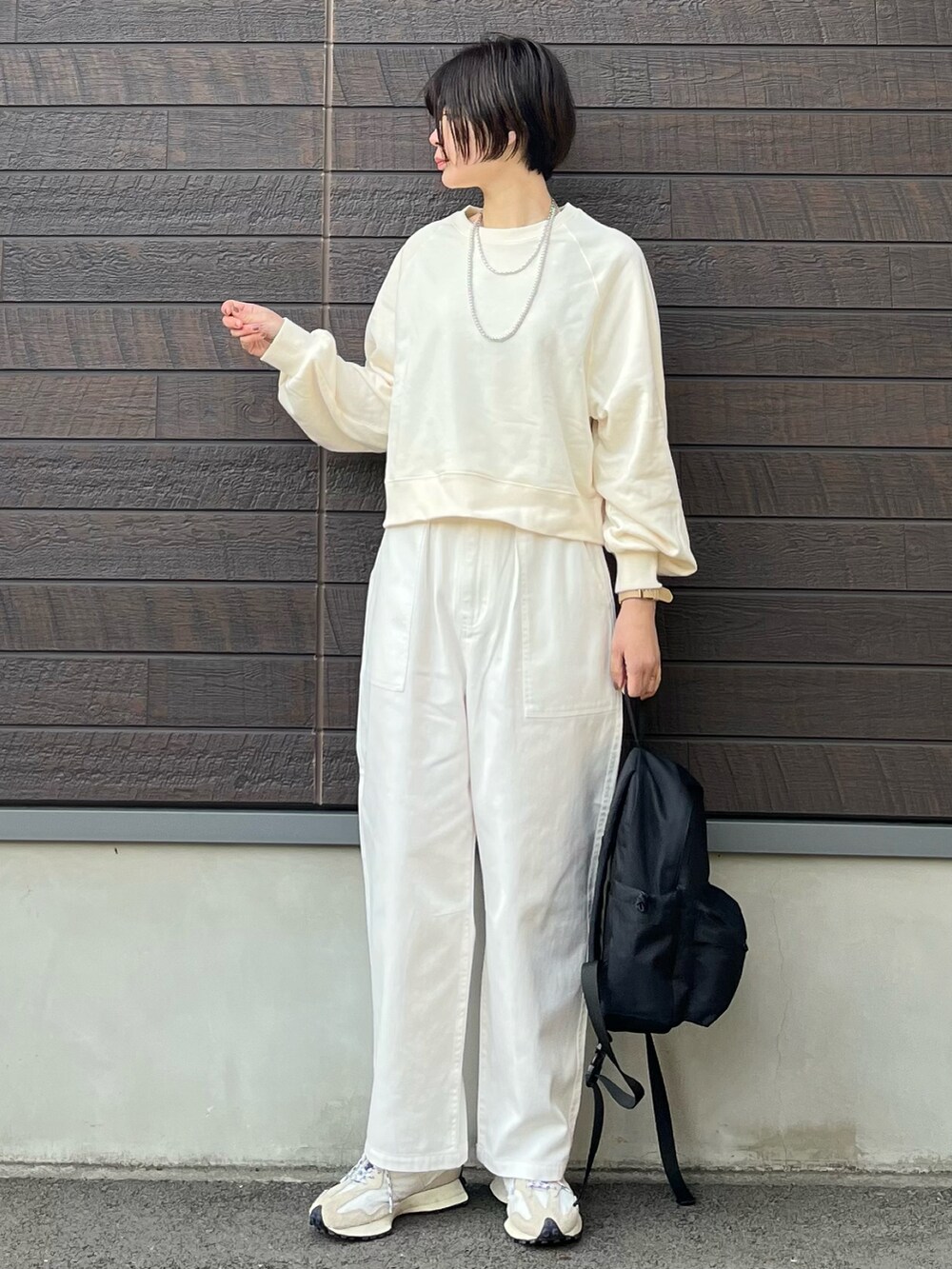 「春コーデ、休日コーデ、大人カジュアル、白パンツ、ラグラン、リュック、シンプルコーデ、ワークパンツ、高身長コーデ、骨格ナチュラル」｜「Green　Parksの■First Love ラグランプルオーバー（Tシャツ/カットソー、ホワイト系）」を使った、yokoyama_yuuuさん（レディース・173cm）の春コーディネートの4枚目の写真