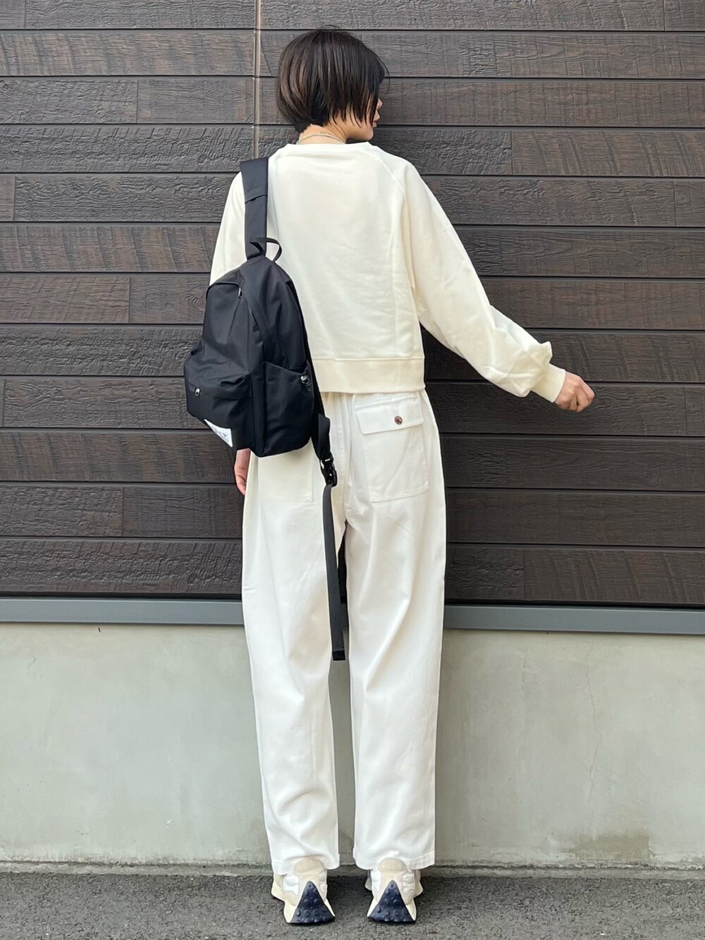 「春コーデ、休日コーデ、大人カジュアル、白パンツ、ラグラン、リュック、シンプルコーデ、ワークパンツ、高身長コーデ、骨格ナチュラル」｜「Green　Parksの■First Love ラグランプルオーバー（Tシャツ/カットソー、ホワイト系）」を使った、yokoyama_yuuuさん（レディース・173cm）の春コーディネートの3枚目の写真