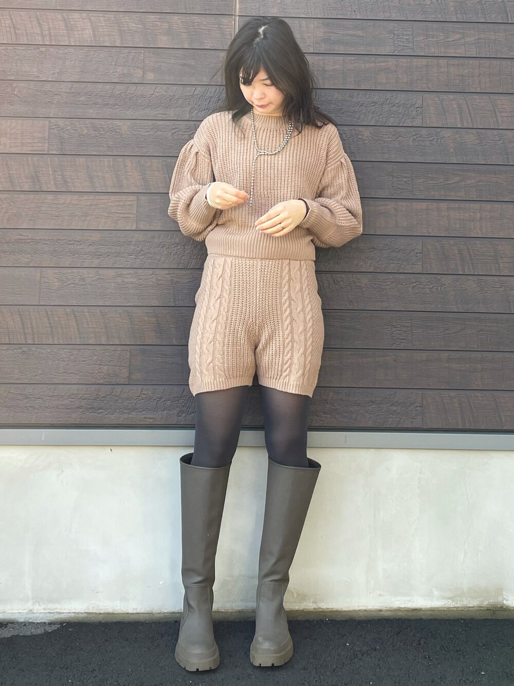 「大人カジュアル、SLURR、セットアップ、プチプラ、休日スタイル、淡色コーデ、ゆるコーデ、ショートパンツ、ニット、パイピングコート、ロングコート、ロングブーツ、高身長コーデ、骨格ナチュラル」｜「SLURRの【マシンウォッシャブル】パフSLニット+ケーブルパンツセットアップ（ニット/セーター、ベージュ系）」を使った、yokoyama_yuuuさん（レディース・173cm）の冬コーディネートの4枚目の写真