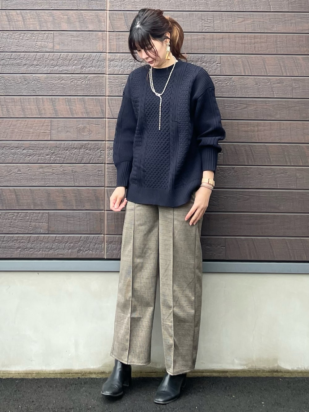 「大人カジュアル、カジュアル、休日スタイル、冬コーデ、おしゃれさんと繋がりたい、チェスターコート、ロングコート、ケーブルニット、チェックパンツ、ジャガード、パンツスタイル、プチプラ、ショートブーツ」｜「Green　Parksのチェスターコート＊（チェスターコート、ベージュ系）」を使った、yokoyama_yuuuさん（レディース・173cm）の冬コーディネートの4枚目の写真