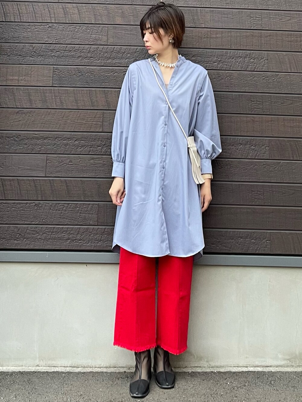 「休日スタイル、大人カジュアル、トラッド、春コーデ、カラーパンツ、高身長コーデ、骨格ナチュラル、シャツワンピ、プチプラ、フリンジ、ミニバッグ、レッド、カラー×コーデ」｜「Green　Parksのビエラ肩タックワンピース＊＊（ワンピース、ブルー系）」を使った、yokoyama_yuuuさん（レディース・173cm）の冬コーディネートの2枚目の写真