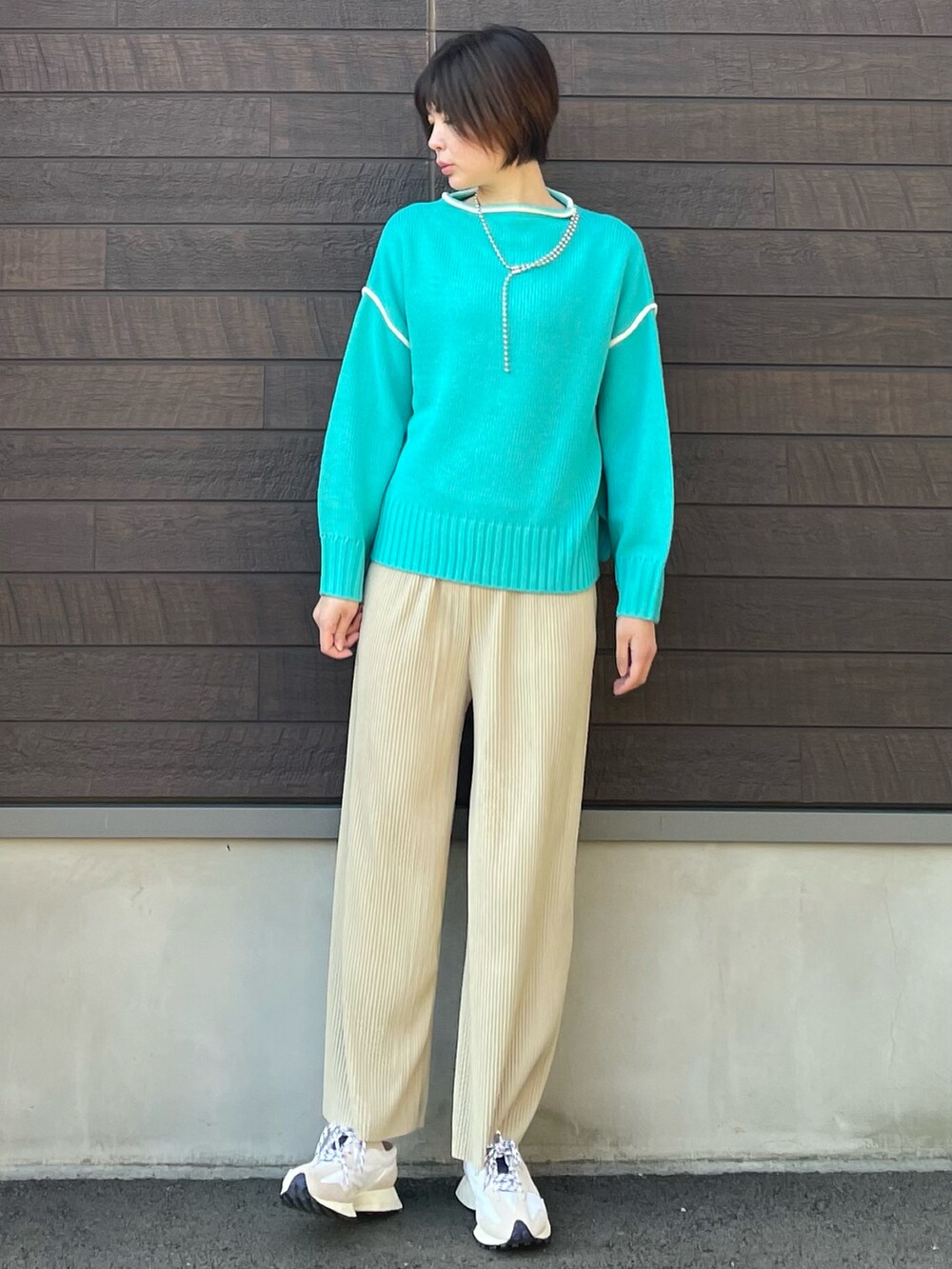 「大人カジュアル、きれいめカジュアル、レイヤードスタイル、休日スタイル、プチプラ、SLURR、ロングベスト、ロングジレ、プリーツパンツ、ニューバランス、スニーカー、春コーデ、着回しコーデ、ニット」｜「SLURRの3Wayトレンチコート（トレンチコート、ベージュ系）」を使った、yokoyama_yuuuさん（レディース・173cm）の冬コーディネートの4枚目の写真