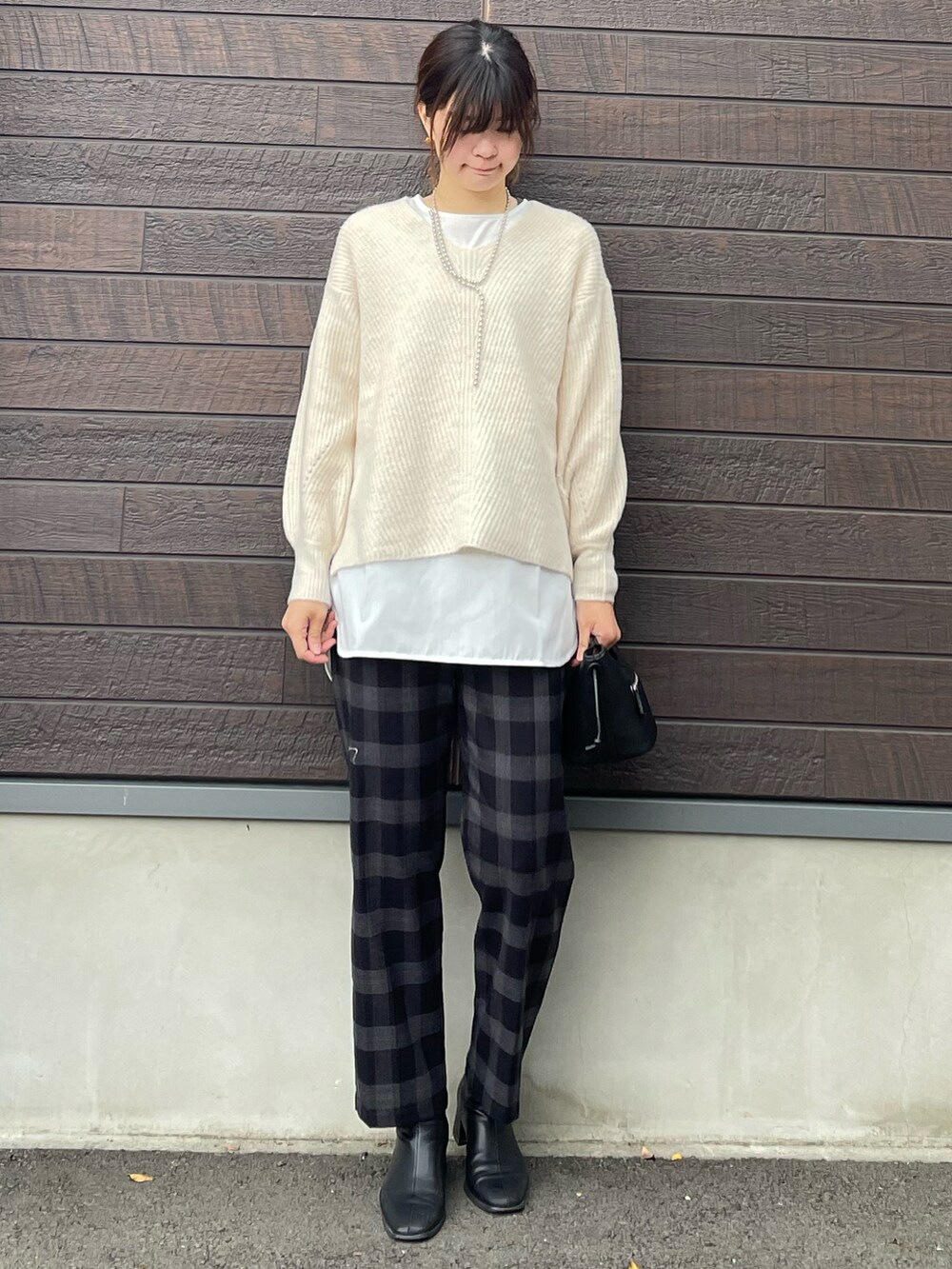 「大人カジュアル、きれいめカジュアル、休日スタイル、プチプラ、おしゃれさんと繋がりたい、キルティング、イエロー、ロングコート、レイヤードスタイル、チェックパンツ、ニット、ミニバッグ、ショルダーバッグ、高身長コーデ、骨格ナチュラル」｜「earth music&ecologyのブラッシュヤーンＶネックプルオーバー＊（ニット/セーター、ホワイト系）」を使った、yokoyama_yuuuさん（レディース・173cm）の冬コーディネートの4枚目の写真