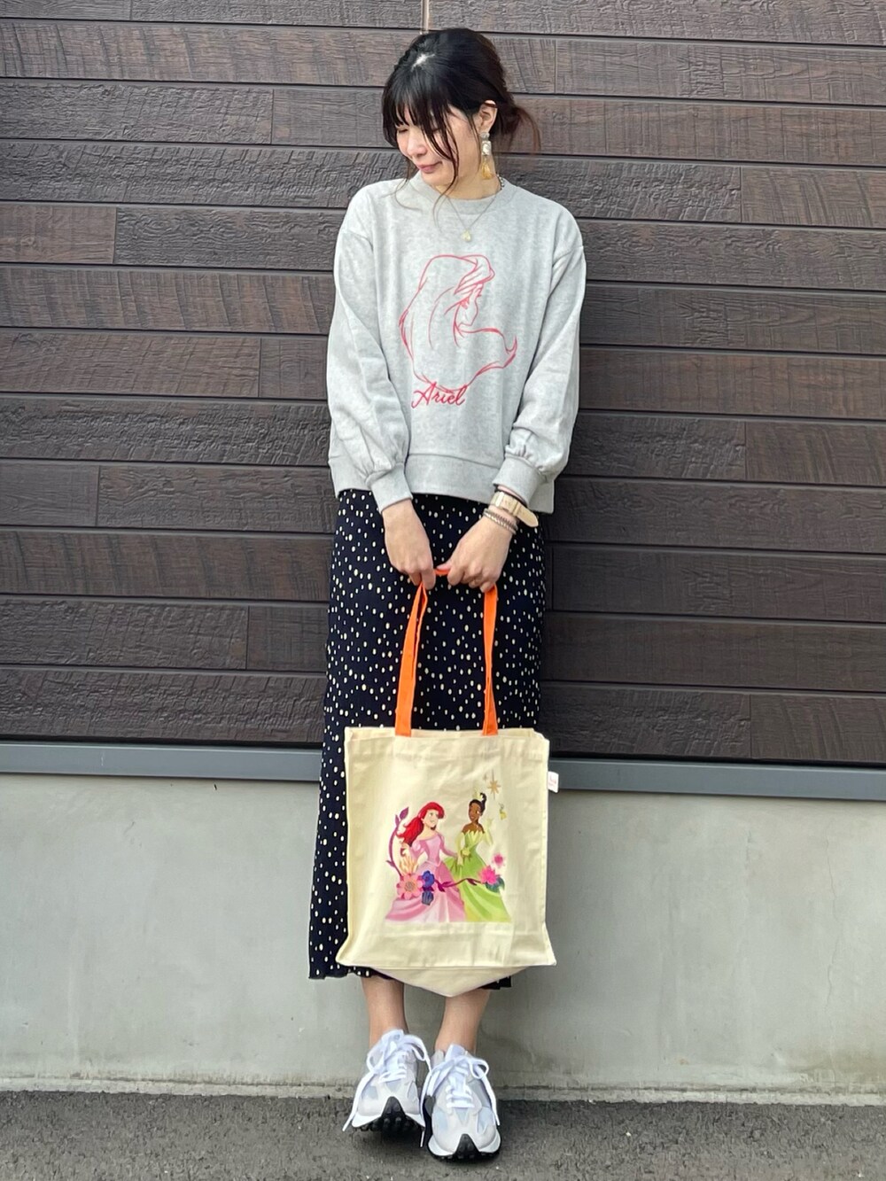 「春服みてみて、休日コーデ、春コーデ、ニューバランス、プチプラ、プチプラコーデ、骨格ナチュラル、トートバッグ、デニムコーデ、プルオーバー、disney、プリンセス、ドット、スカート」｜「Green　ParksのDisney Princess/袖ボリューム裏毛プル＊（スウェット、グレー系）」を使った、yokoyama_yuuuさん（レディース・173cm）の春コーディネートの3枚目の写真