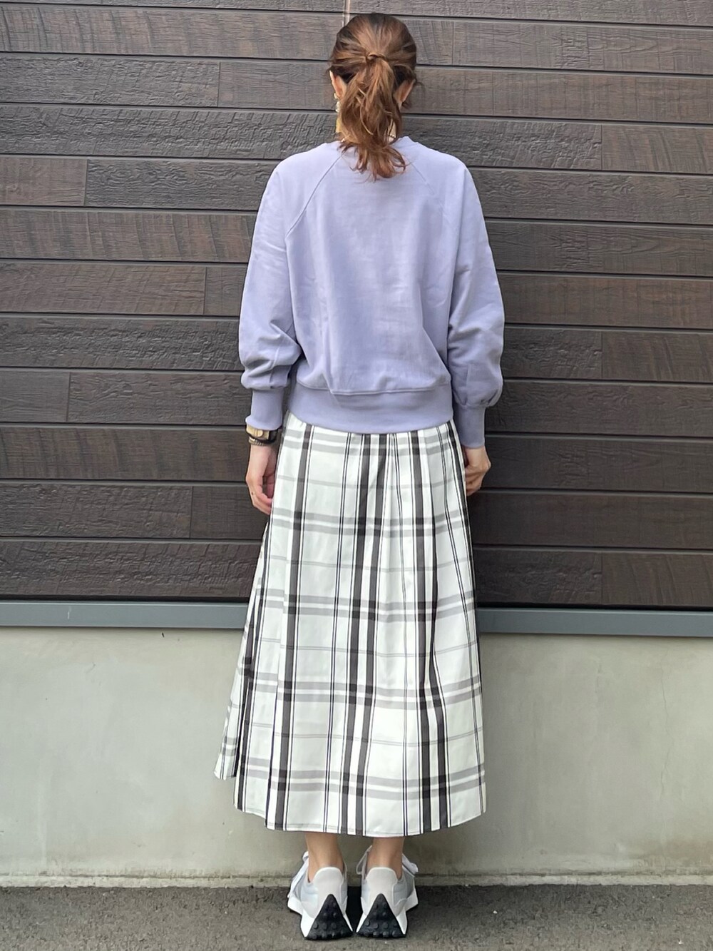 「春服みてみて、休日コーデ、春コーデ、パープル、カラー×コーデ、チェック、フレアスカート、プチプラ、プルオーバー、ラグラン、スニーカー、ニューバランス」｜「Green　Parksのラグランショート丈裏毛プルオーバー＊（スウェット、パープル系）」を使った、yokoyama_yuuuさん（レディース・173cm）の春コーディネートの3枚目の写真