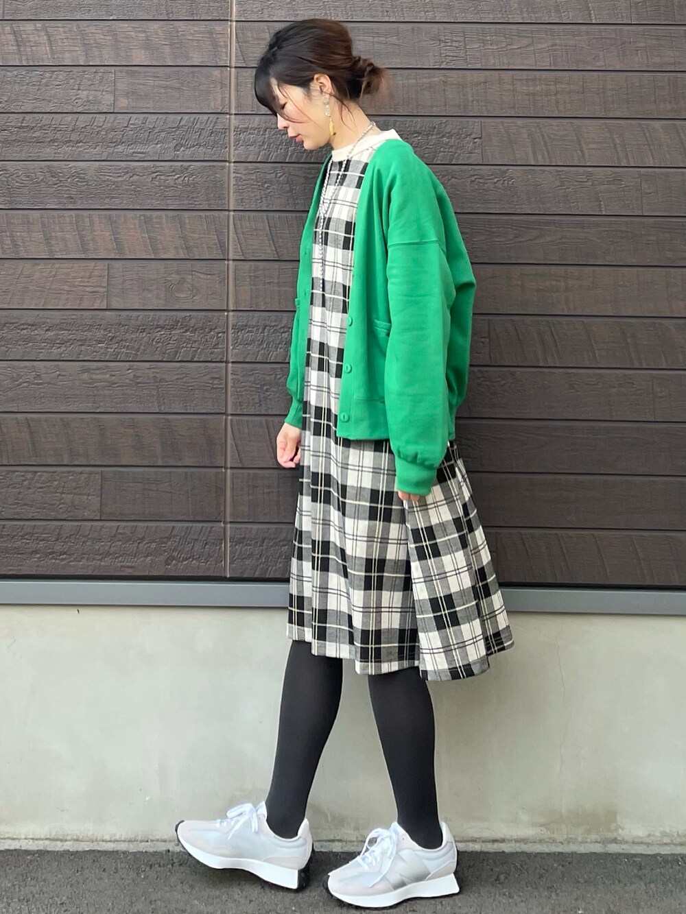 「休日スタイル、プチプラ、おしゃれさんと繋がりたい、ワンピース、高身長コーデ、骨格ナチュラル、チェック、カーディガン、春コーデ、グリーン、スニーカー、ニューバランス、裏起毛」｜「Sugar spoonの・SUGAR SPOON ウラキモウVネックカーディガン＊（カーディガン/ボレロ、グリーン系）」を使った、yokoyama_yuuuさん（レディース・173cm）の冬コーディネートの2枚目の写真