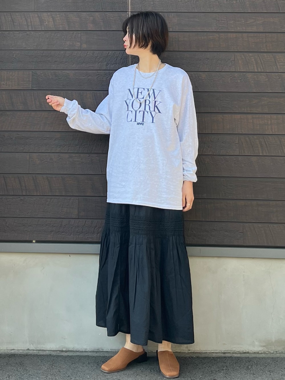「春コーデ、大人カジュアル、春服コーデ、高身長コーデ、春服デビュー宣言、デニムジャケット、骨格ナチュラル、ティアードスカート、ロンT、ロゴT、ミュール、編みバッグ、シルバー」｜「Green　Parksのノーカラーデニムジャケット（デニムジャケット、ブルー系）」を使った、yokoyama_yuuuさん（レディース・173cm）の春コーディネートの4枚目の写真